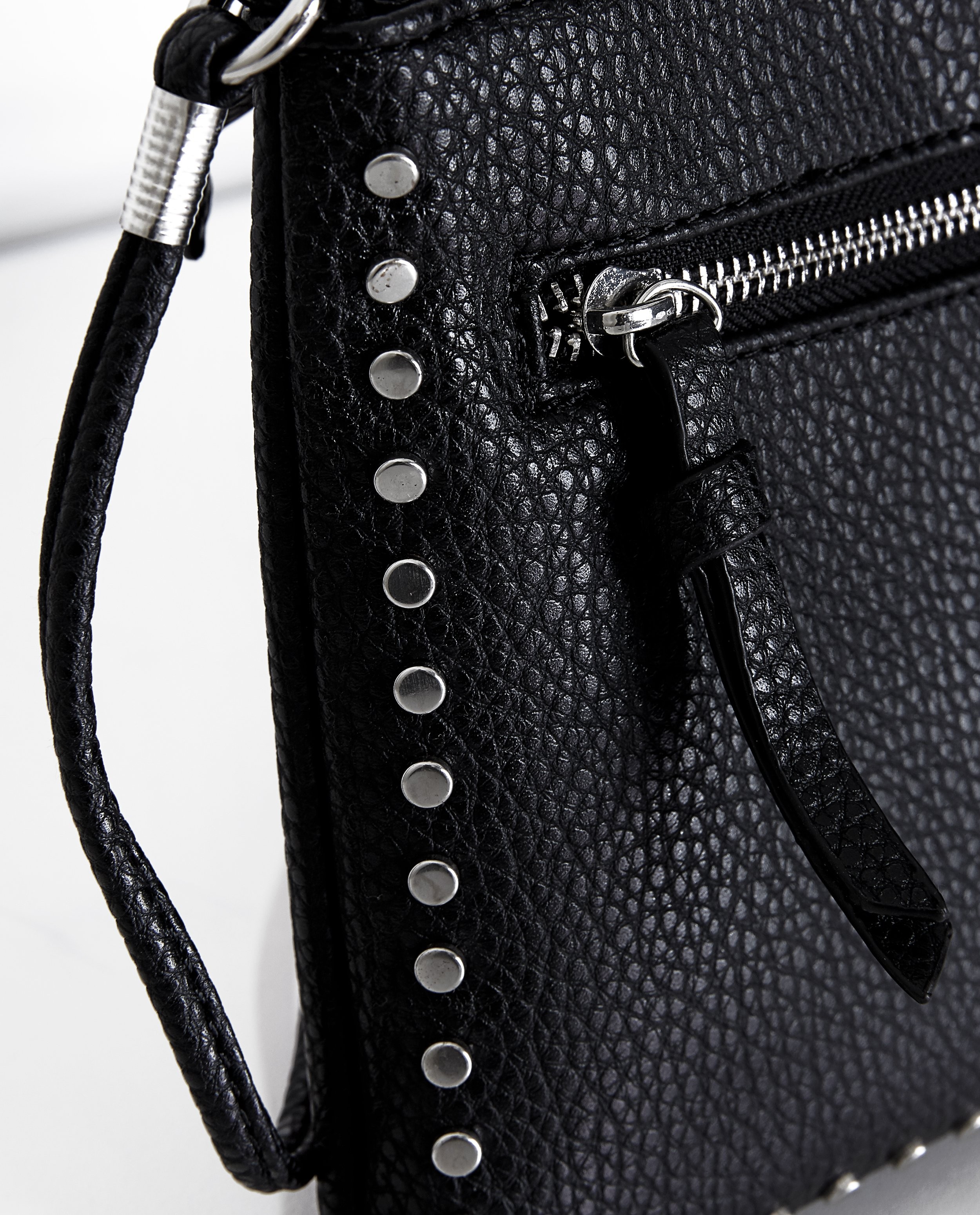 Handtassen - Zwarte schoudertas met studs