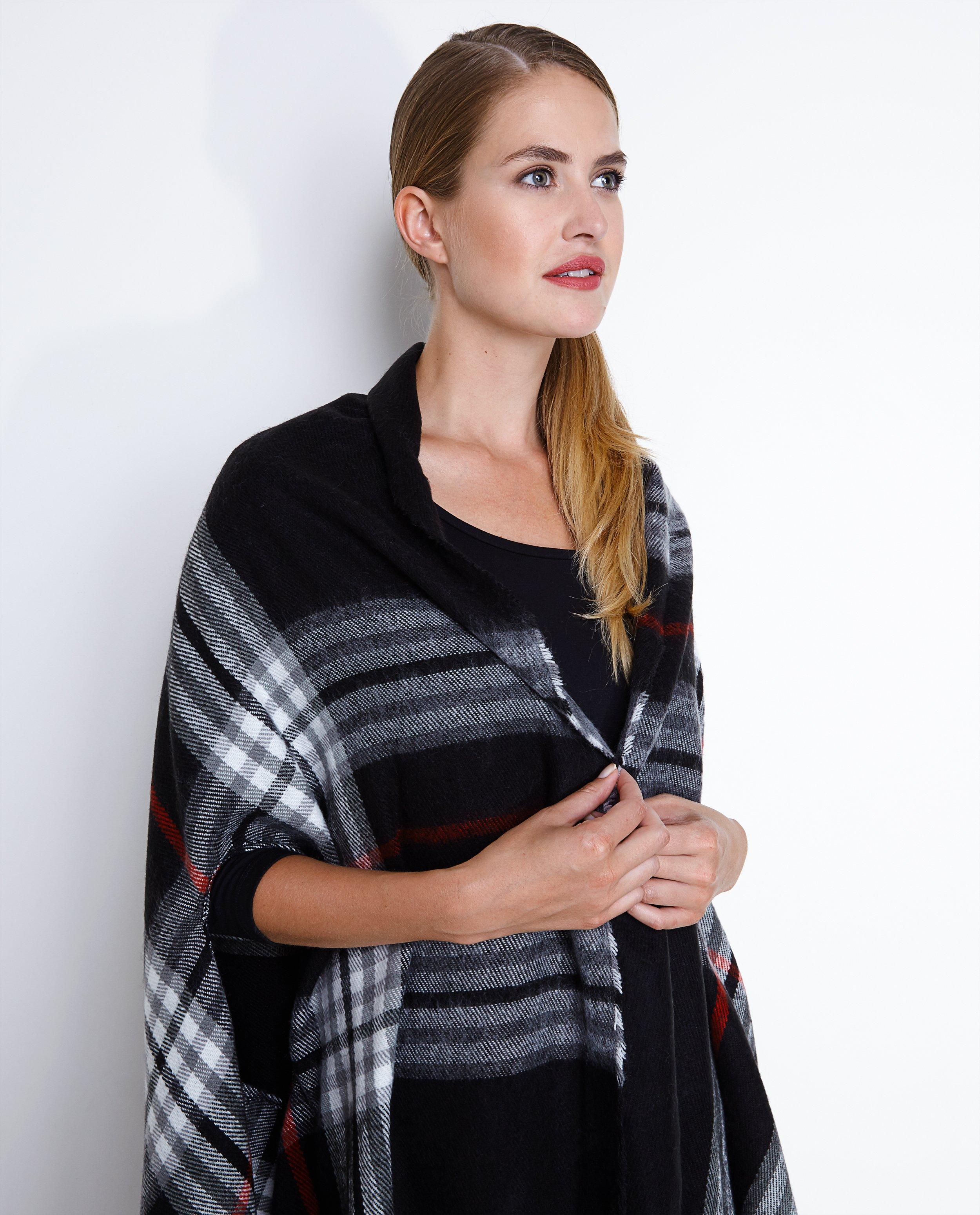 Bonneterie - Zwarte ponchosjaal met ruitenpatroon