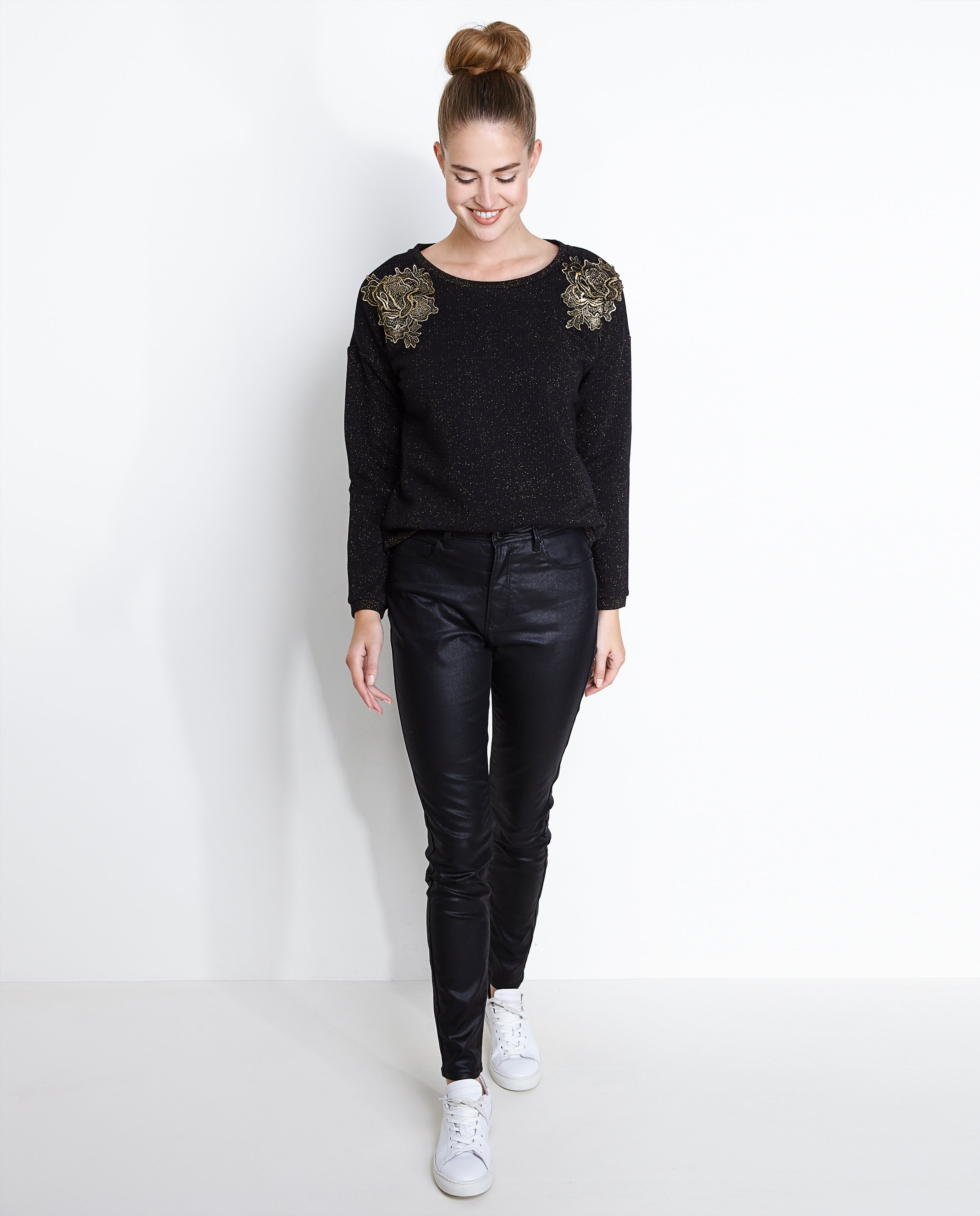 Sweaters - Zwarte lurextrui met bloemen