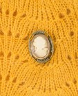 Truien - Okergele trui met broche