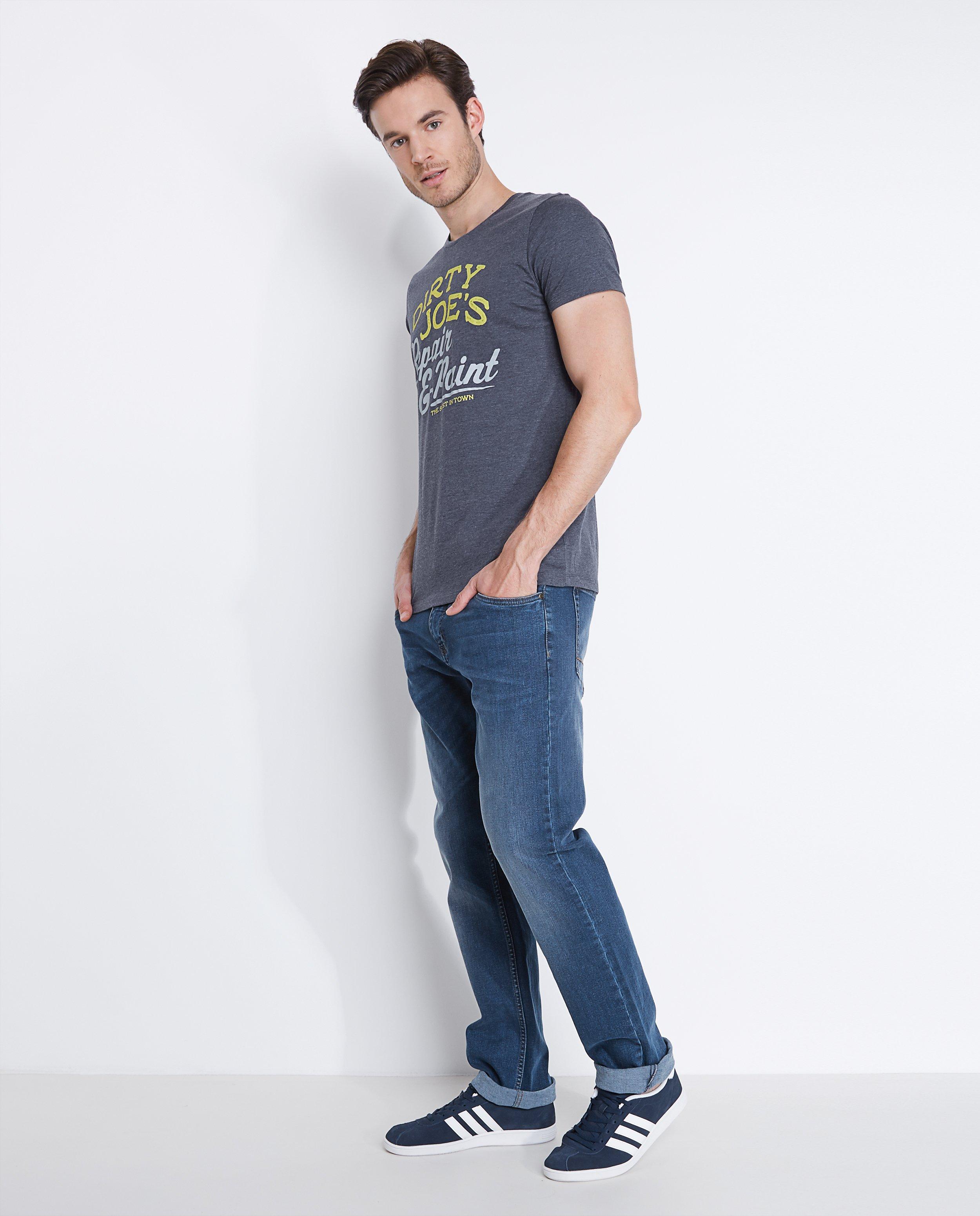 Jeans d&eacute;lav&eacute; en coton bio - D&eacute;tails du produit - bleu - image num&eacute;ro 2