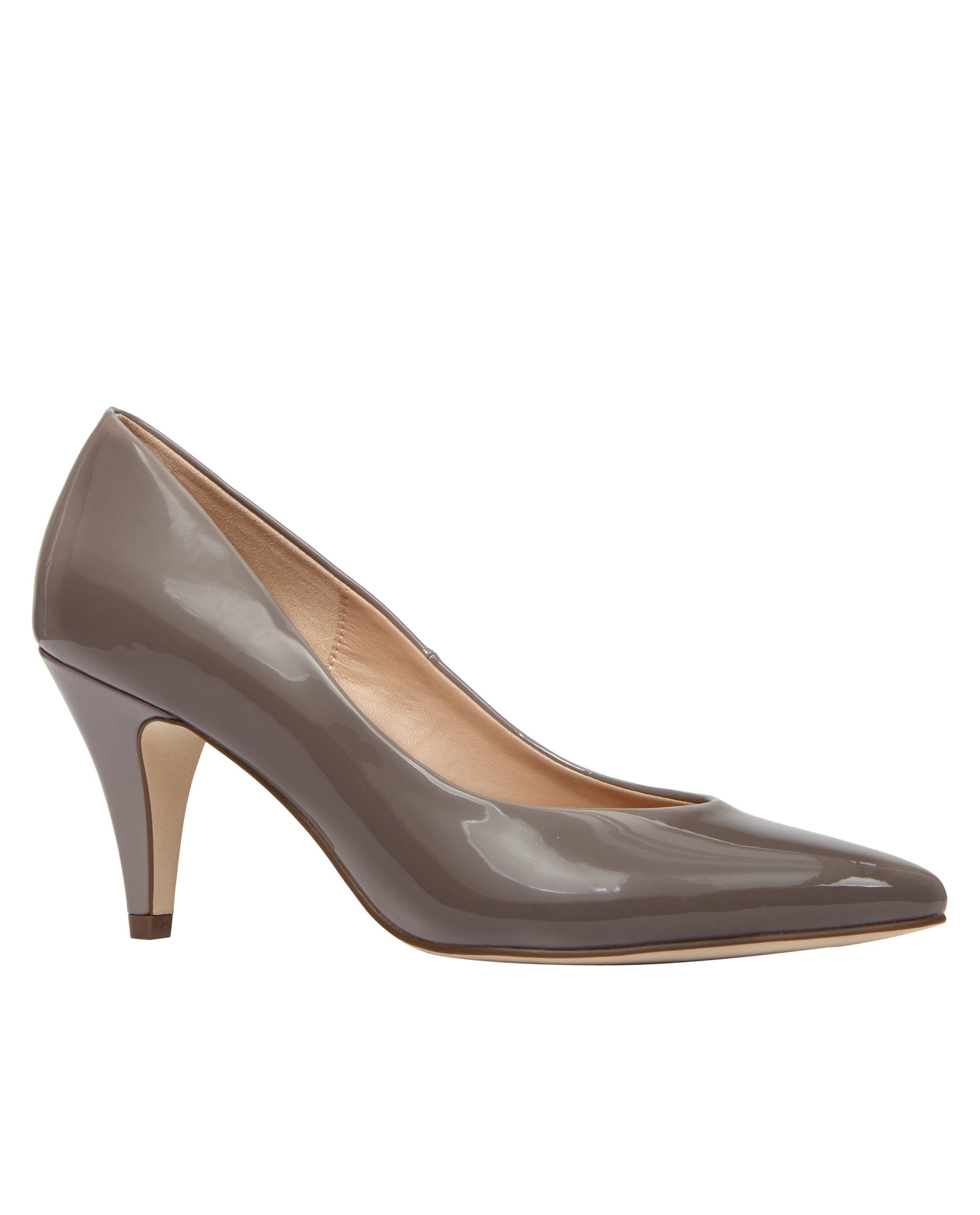 Taupe laqu&eacute; pumps - Product Detail - grijs - afbeelding nummer 1
