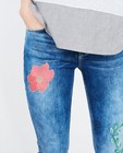 Jeans - Blauwe jeans met geborduurde print