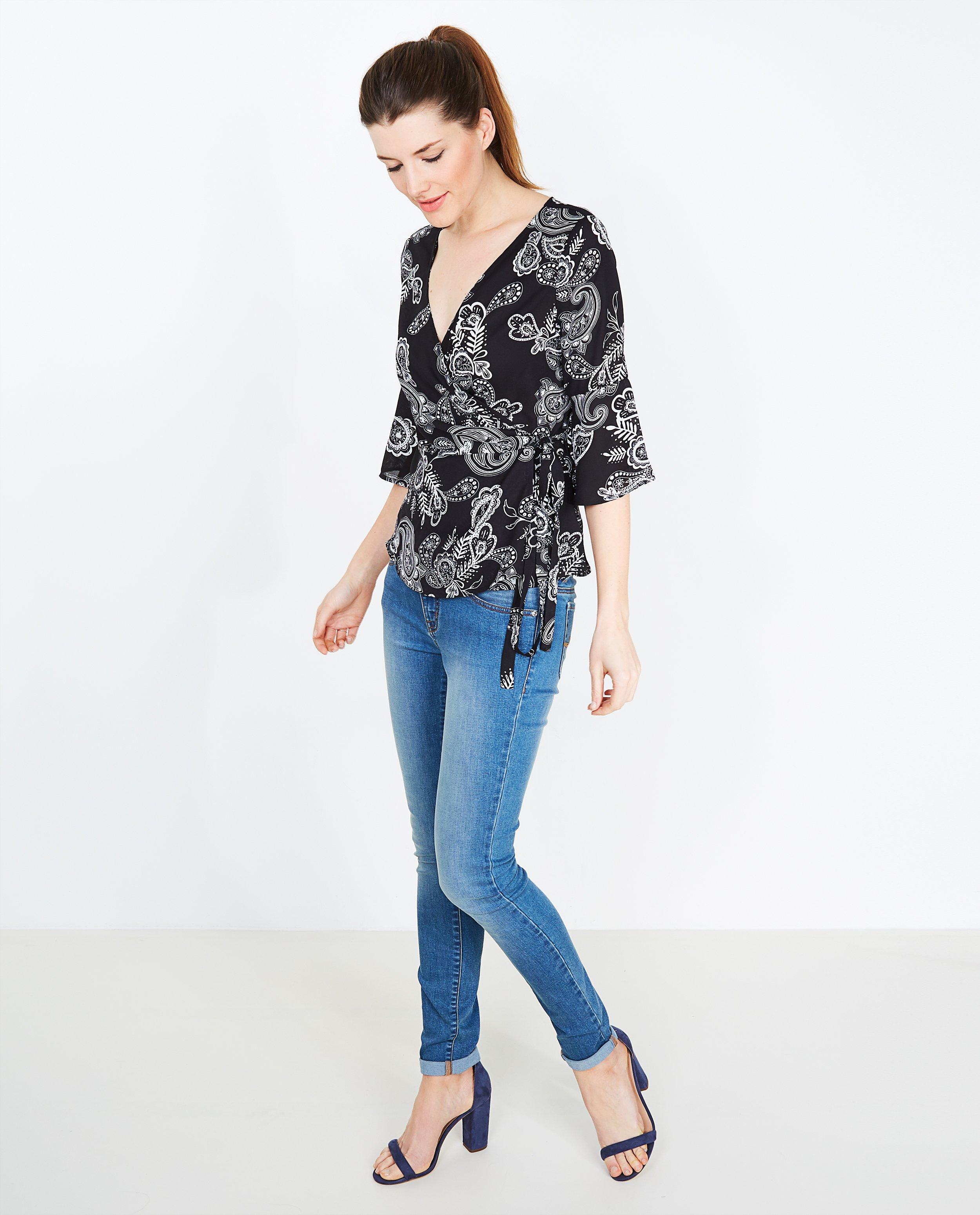 Zwart-witte wikkelblouse - met paisleyprint - JBC