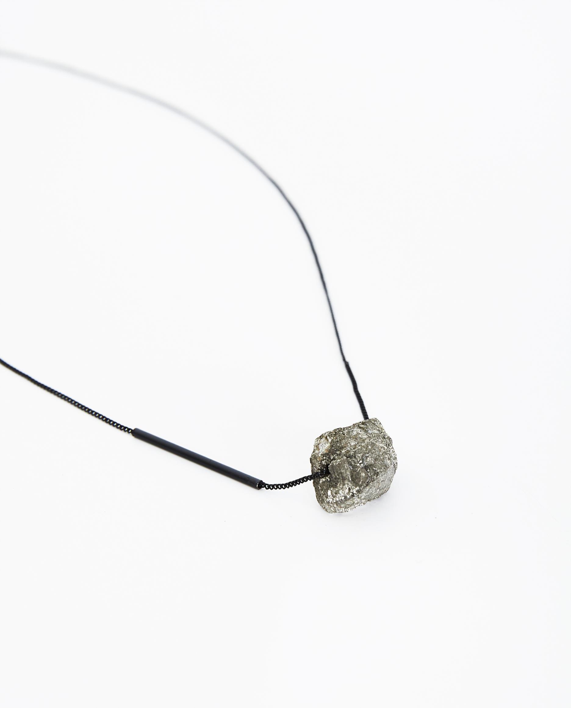 Zwarte ketting - met ruwe steen - JBC