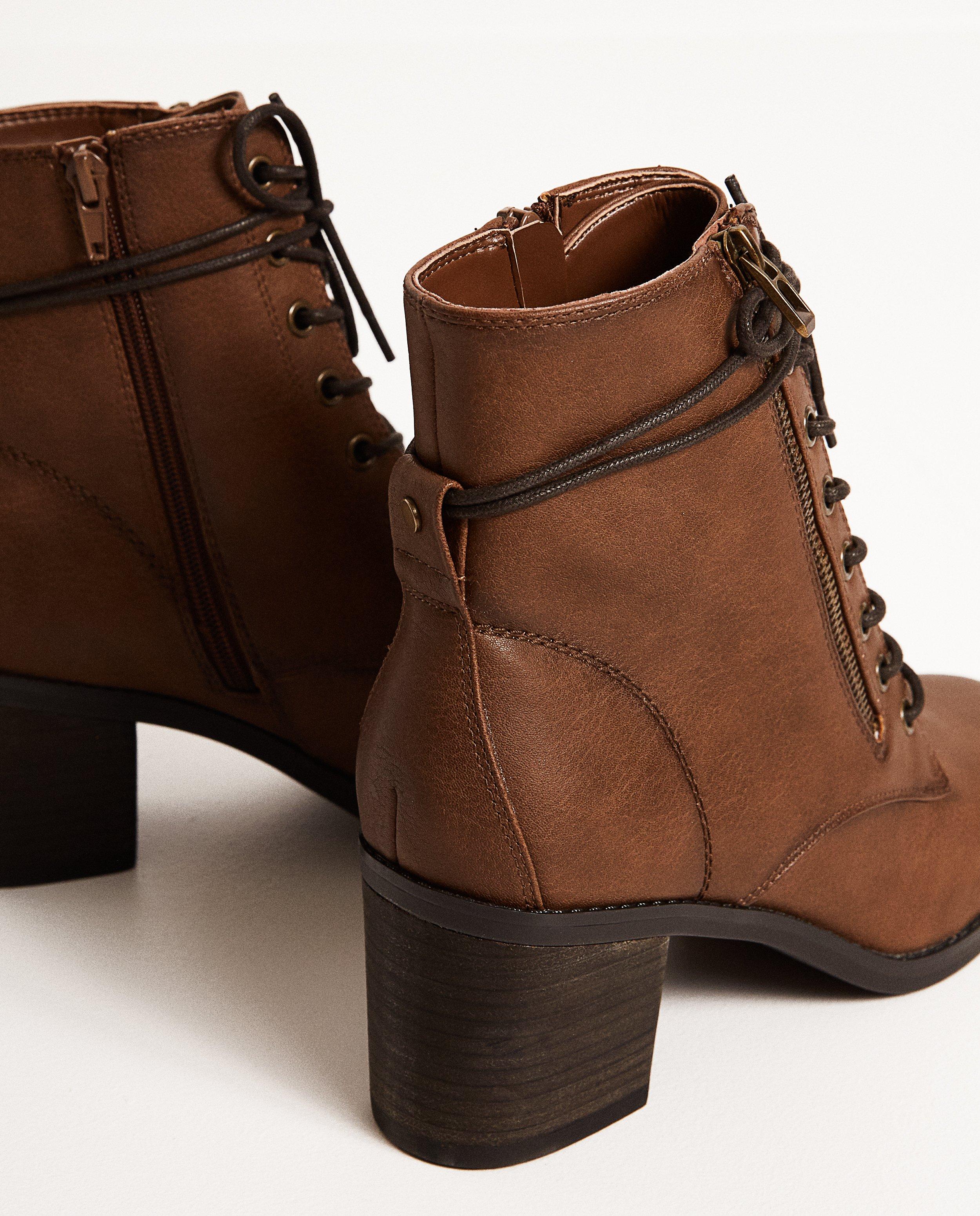 Schoenen - Bruine boots met hak