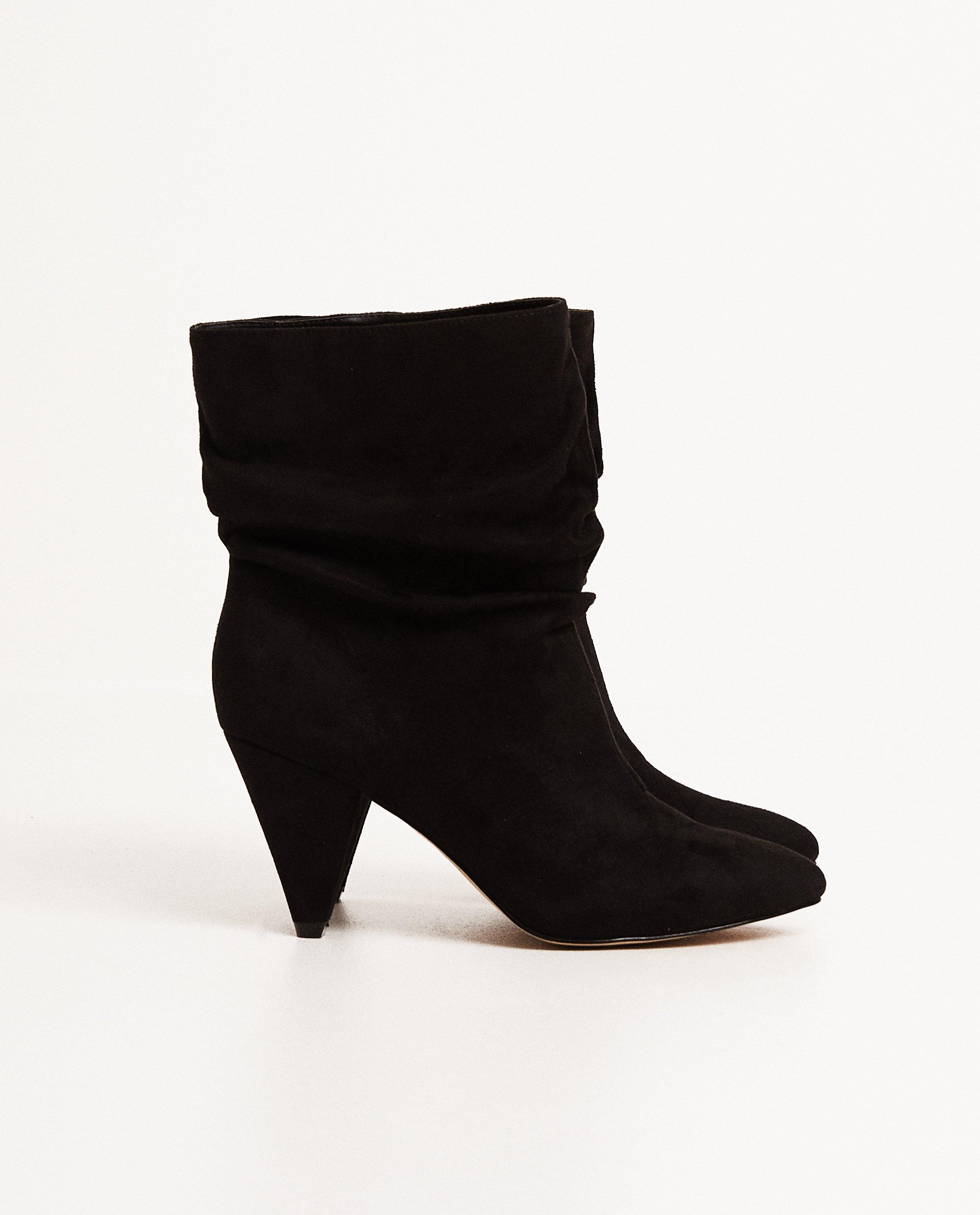 Schoenen - Zwarte enkellaarzen met hak