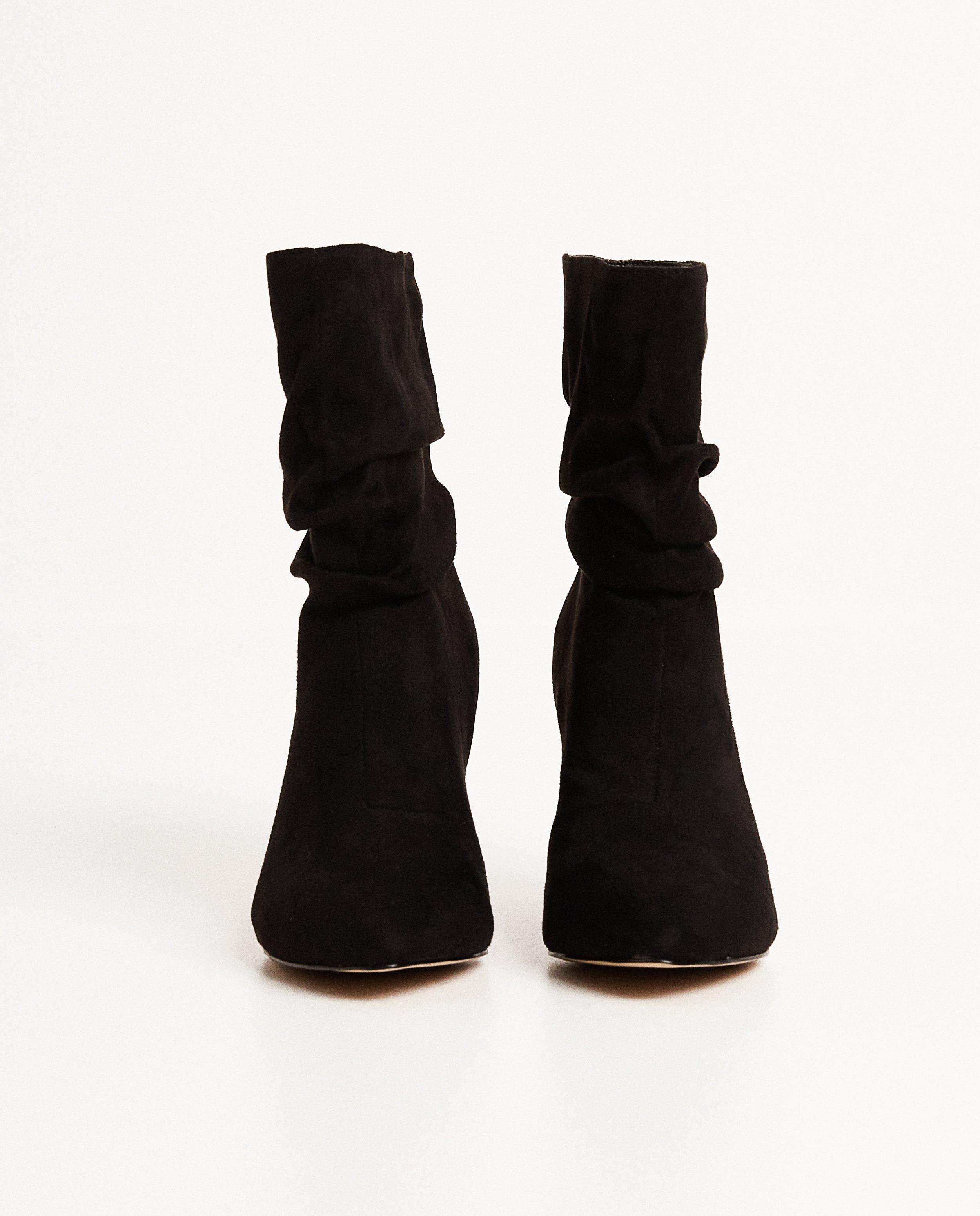 Schoenen - Zwarte enkellaarzen met hak
