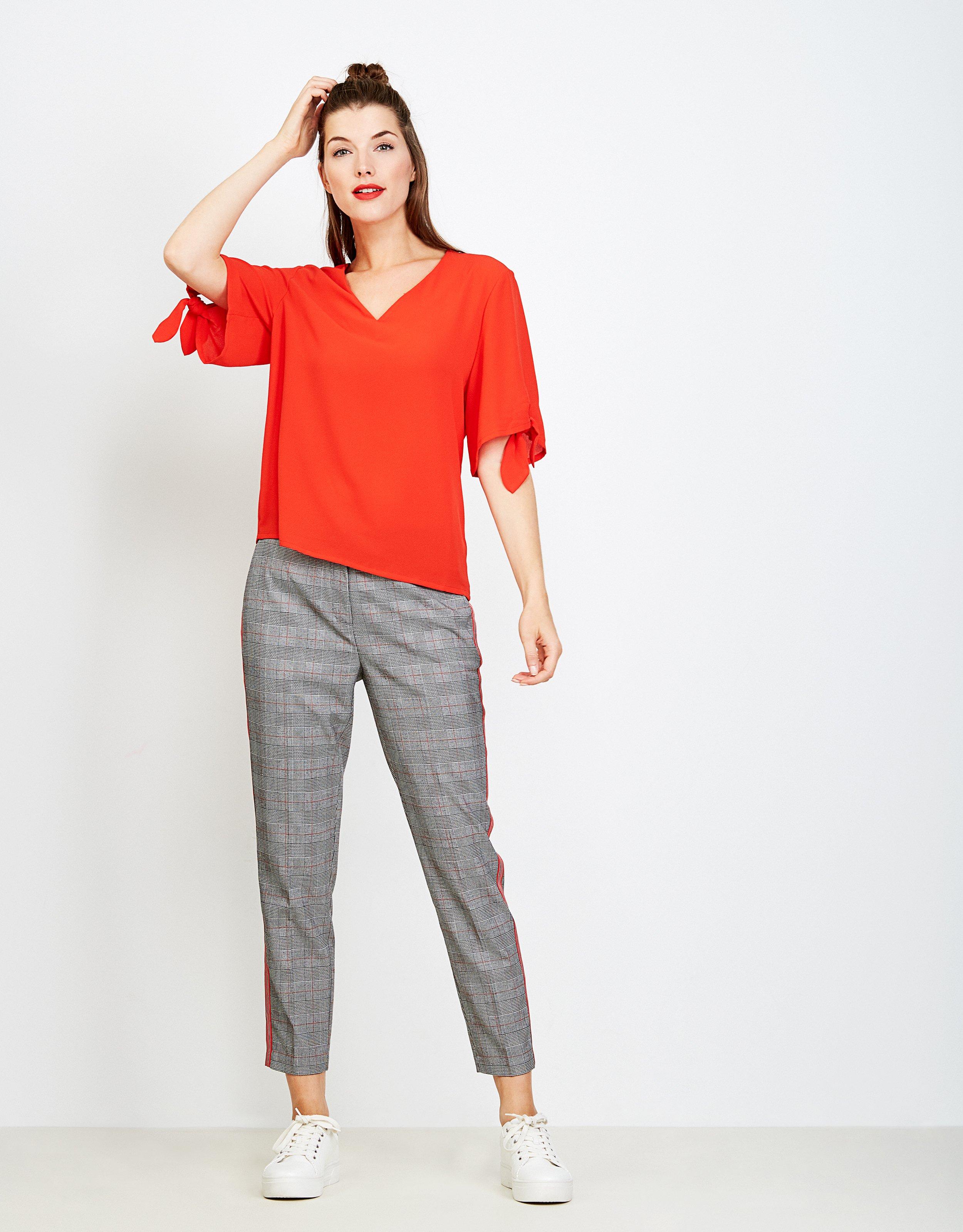 Blouse met V-hals - in vuurrood - JBC