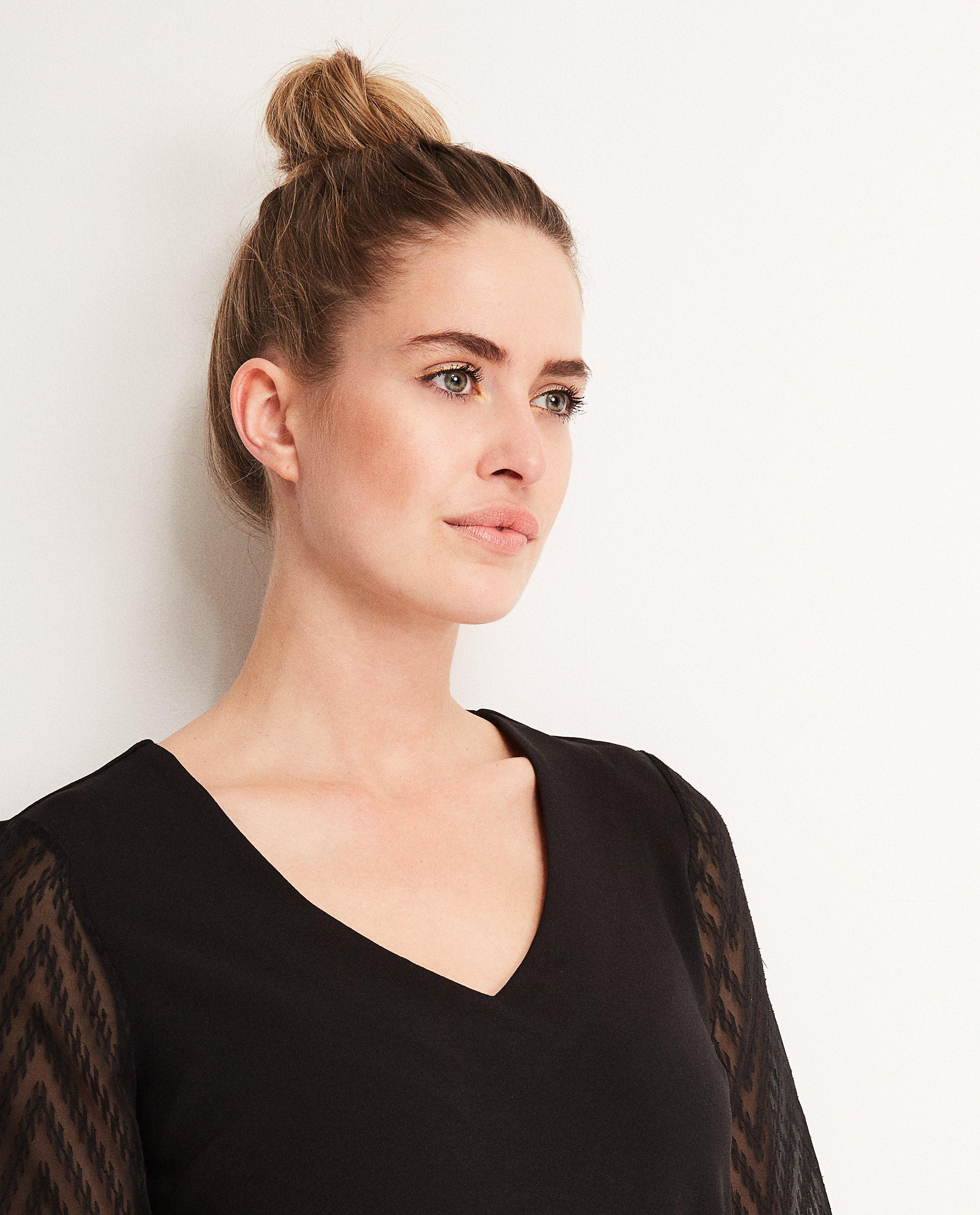 Robe &agrave; manches en dentelle - D&eacute;tails du produit - noir - image num&eacute;ro 4