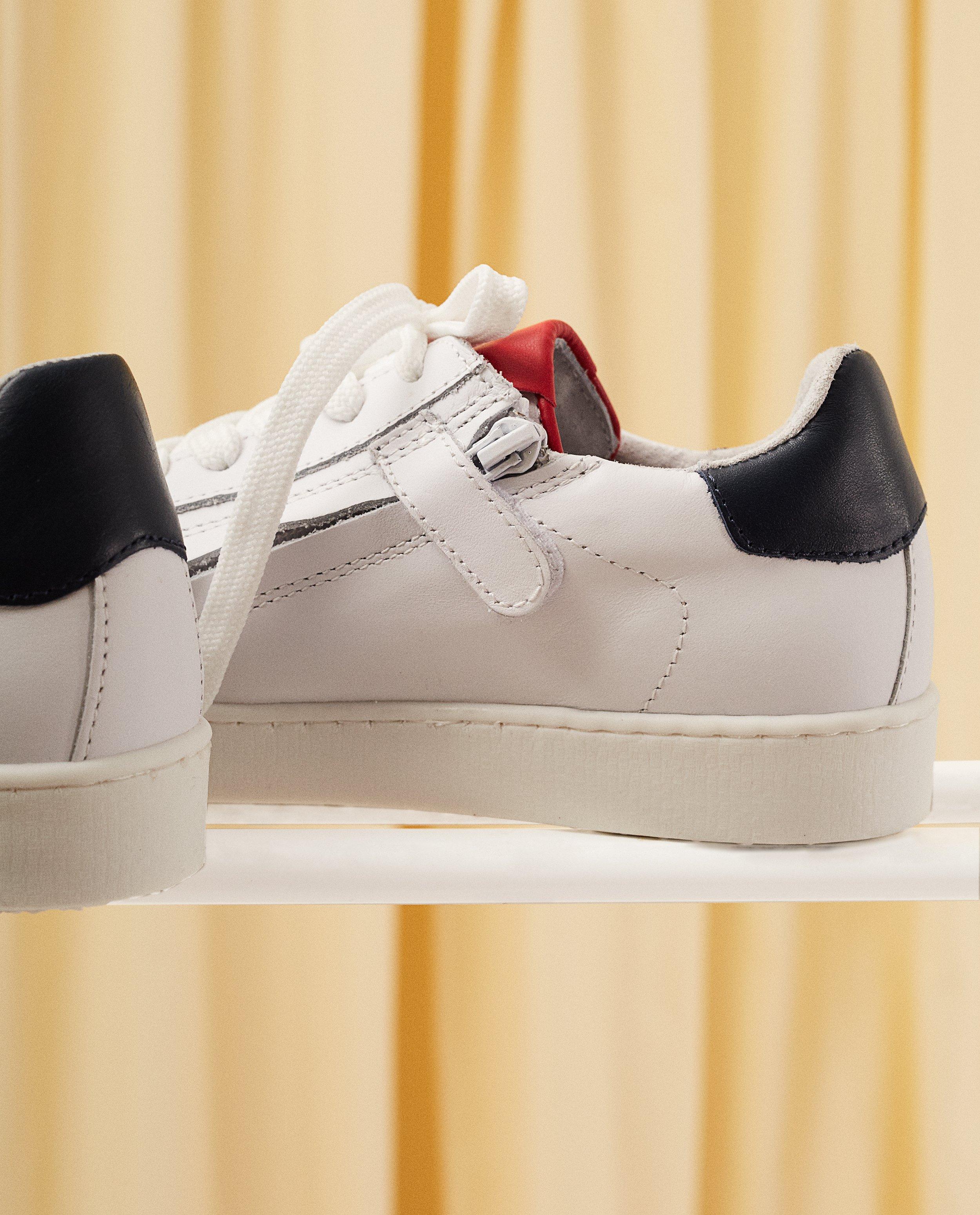 Witte sneakers communie