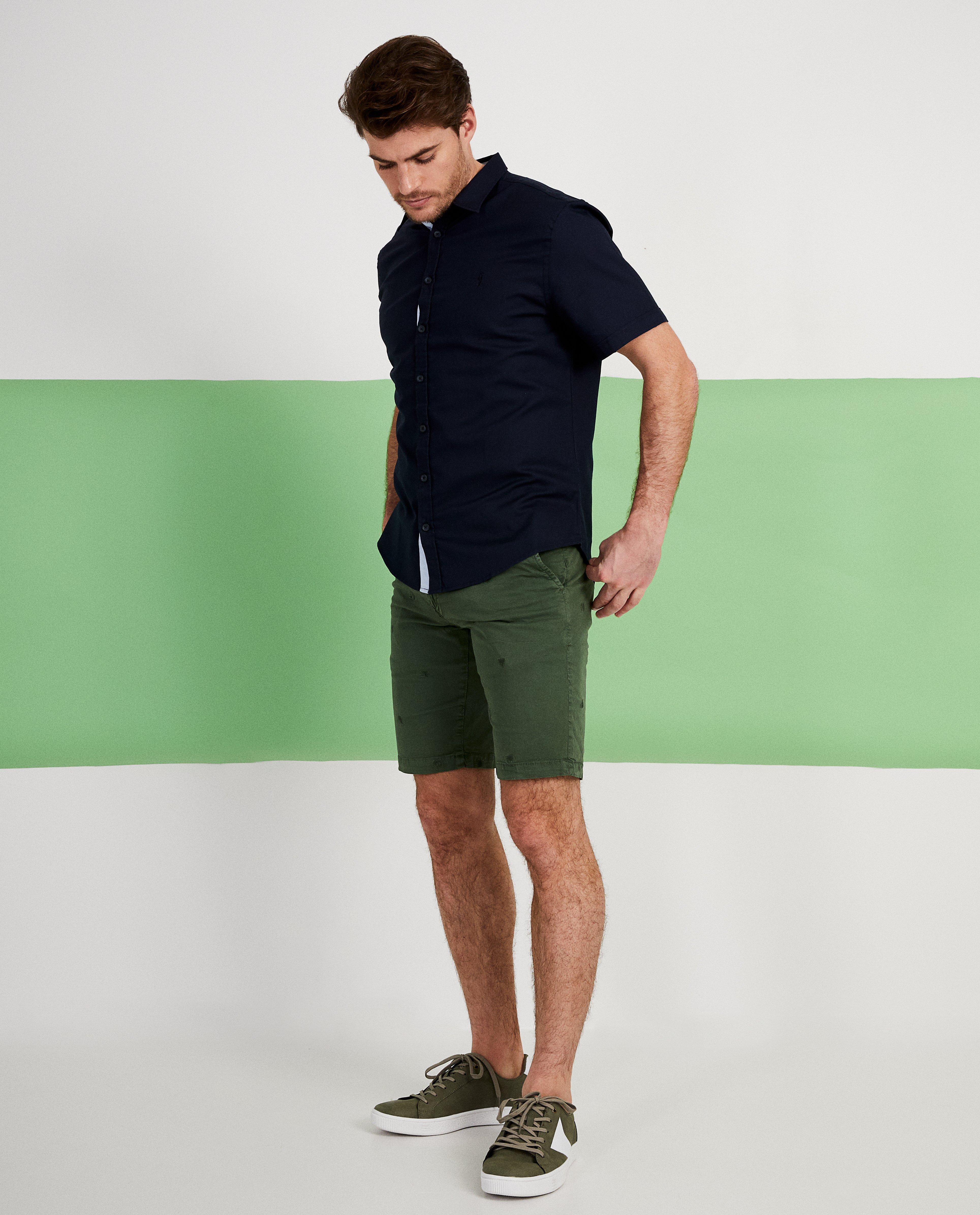 Kakigroene short met blaadjes - geborduurde blaadjes - JBC