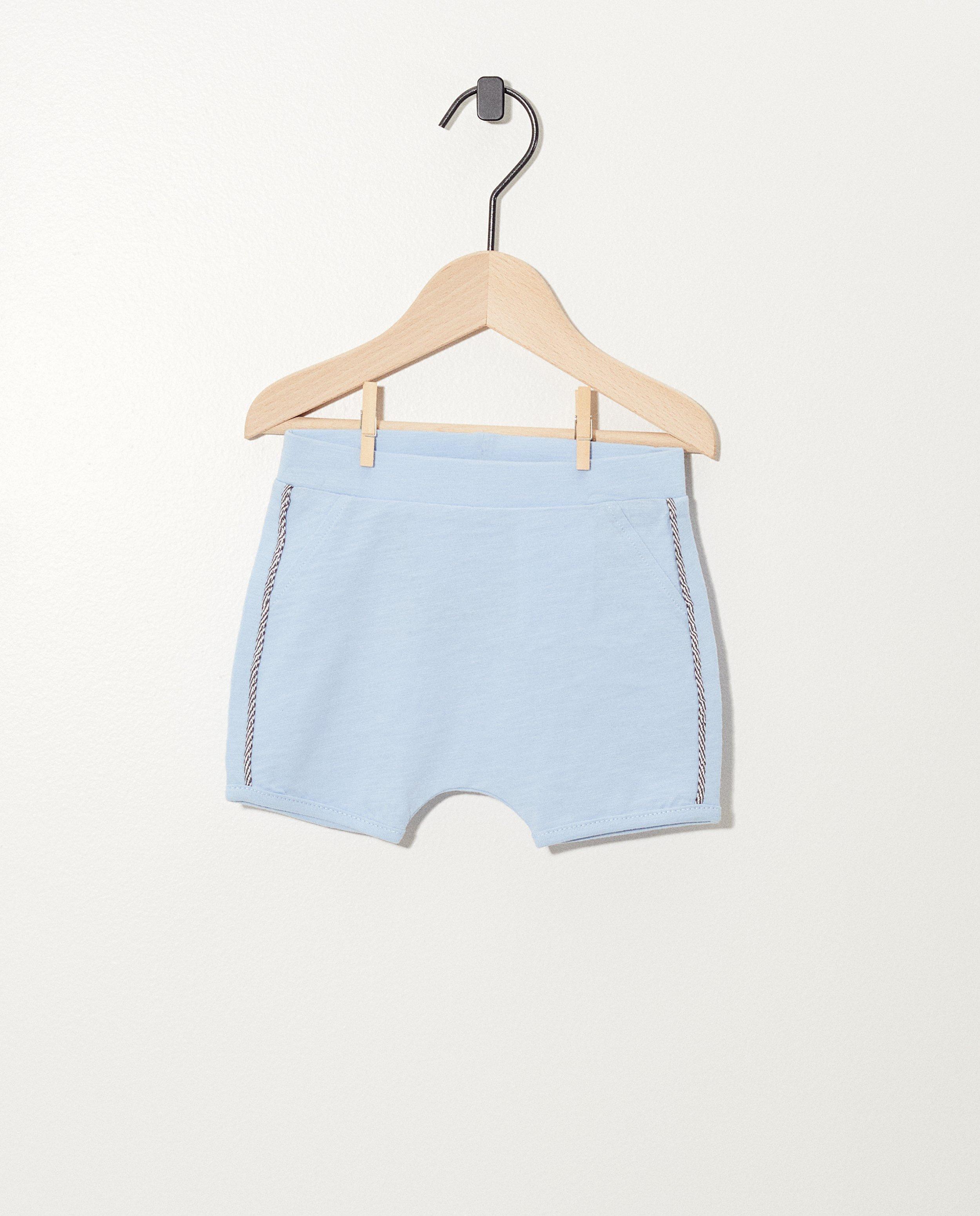Short bleu clair en coton bio - avec biais décoratif - Newborn 50-68