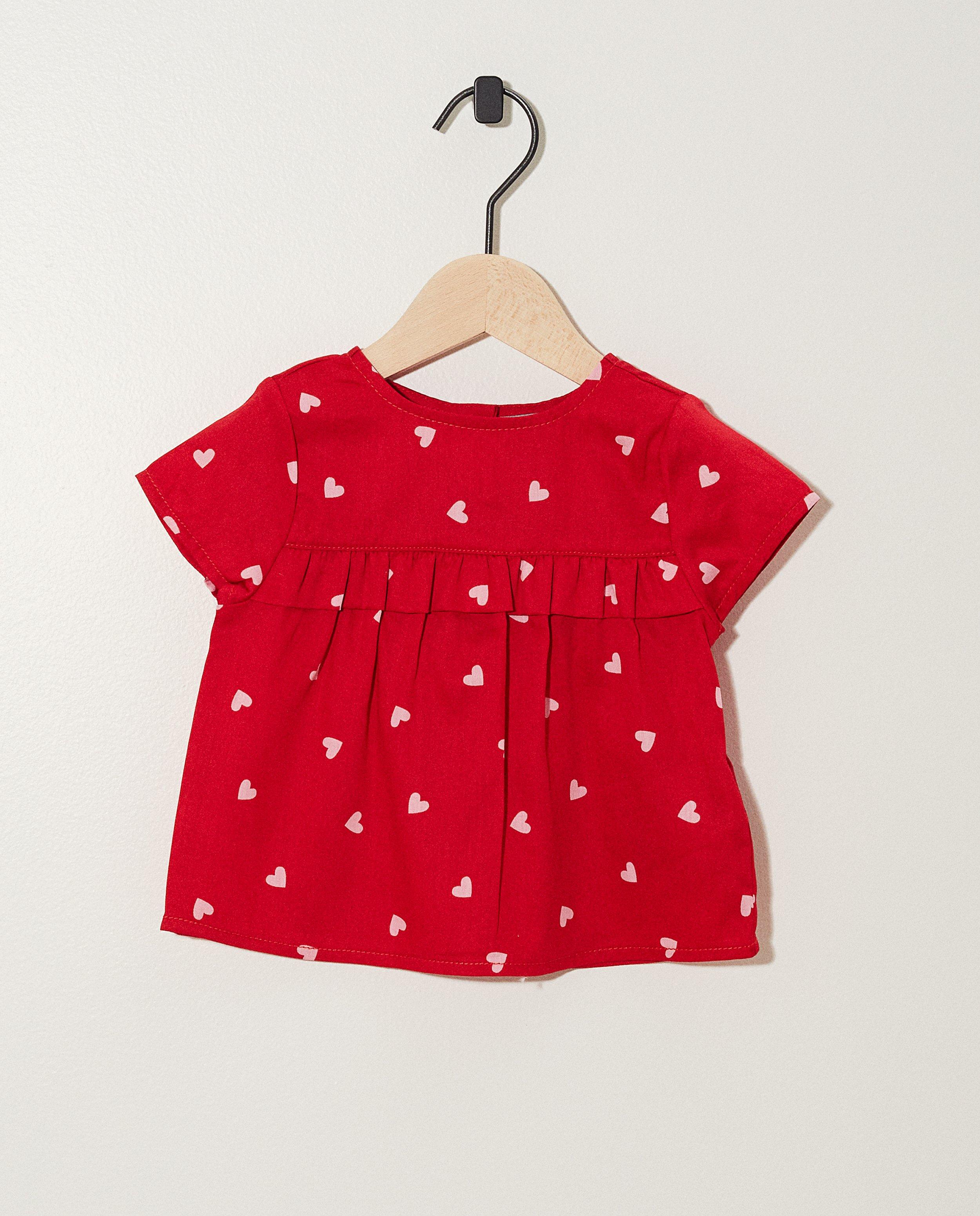 Rood T-shirtje met hartjes - Product Detail - meerkleurig - afbeelding nummer 1