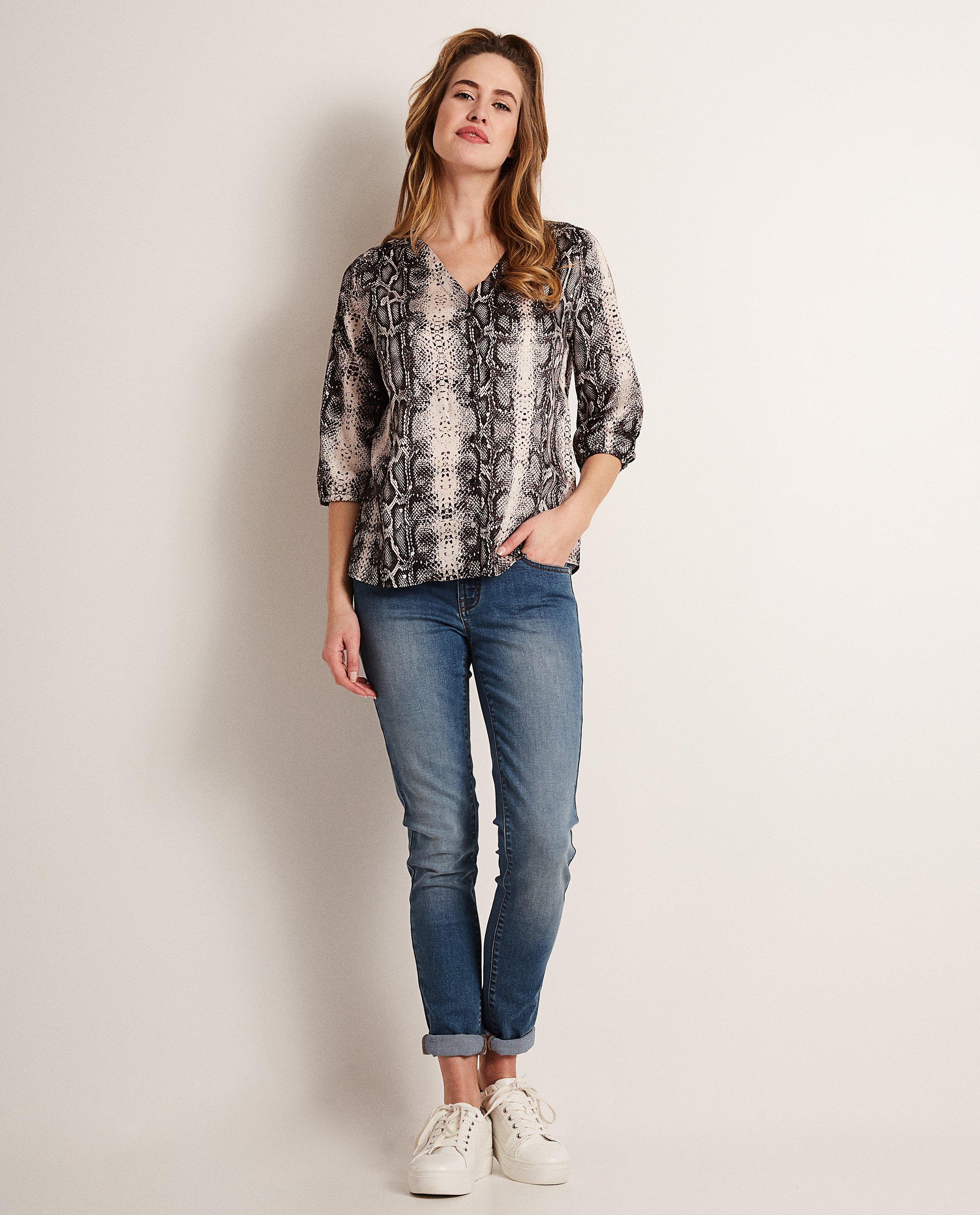 Blouse met slangenprint - en V-hals - JBC