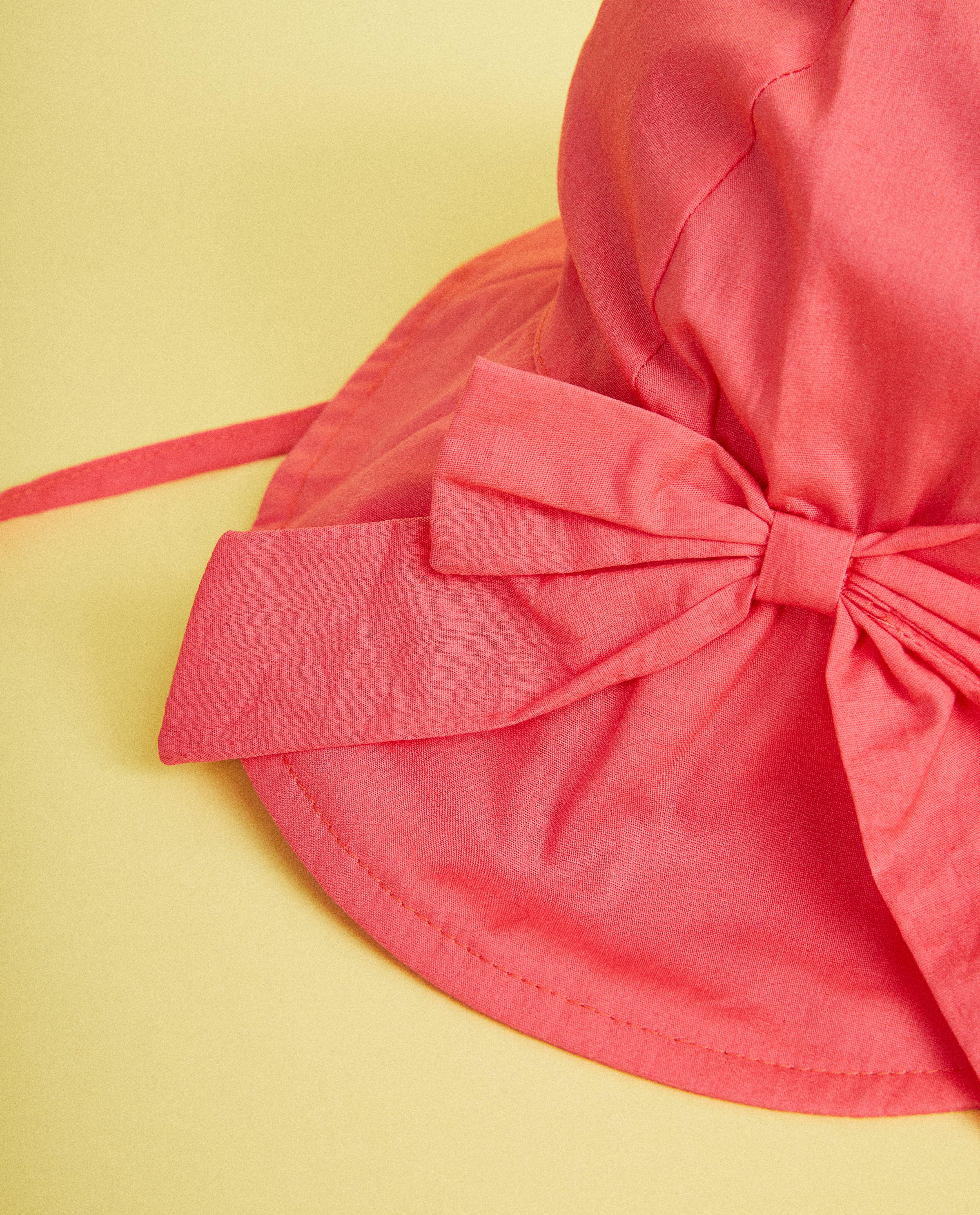 Bonneterie - Chapeau rose, nœud papillon