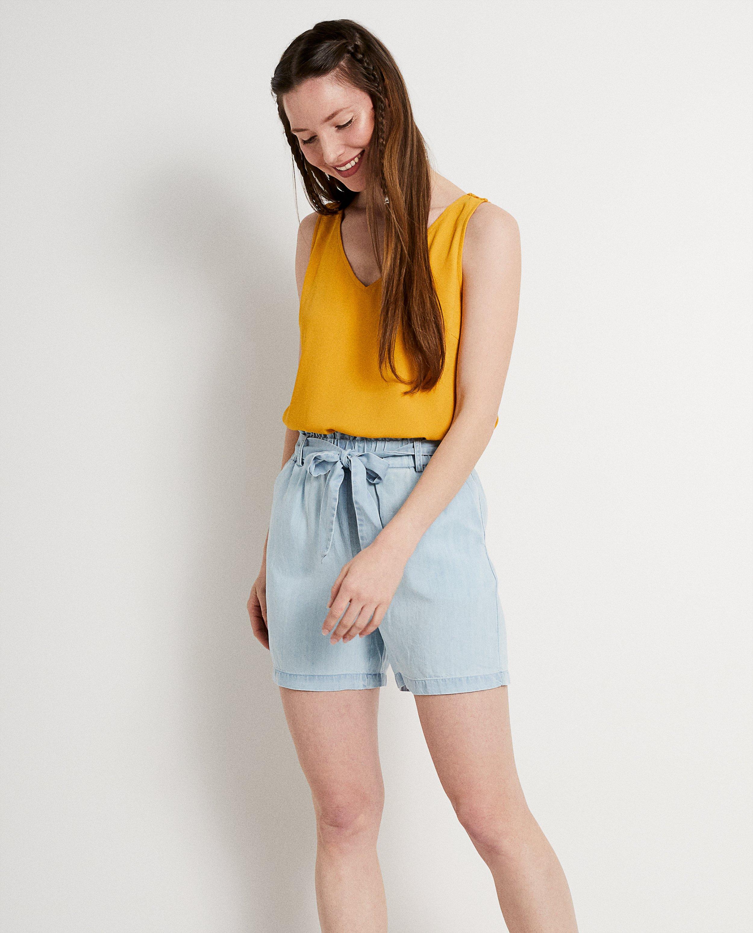 Hemden - Okergele top met kanten rugdetail