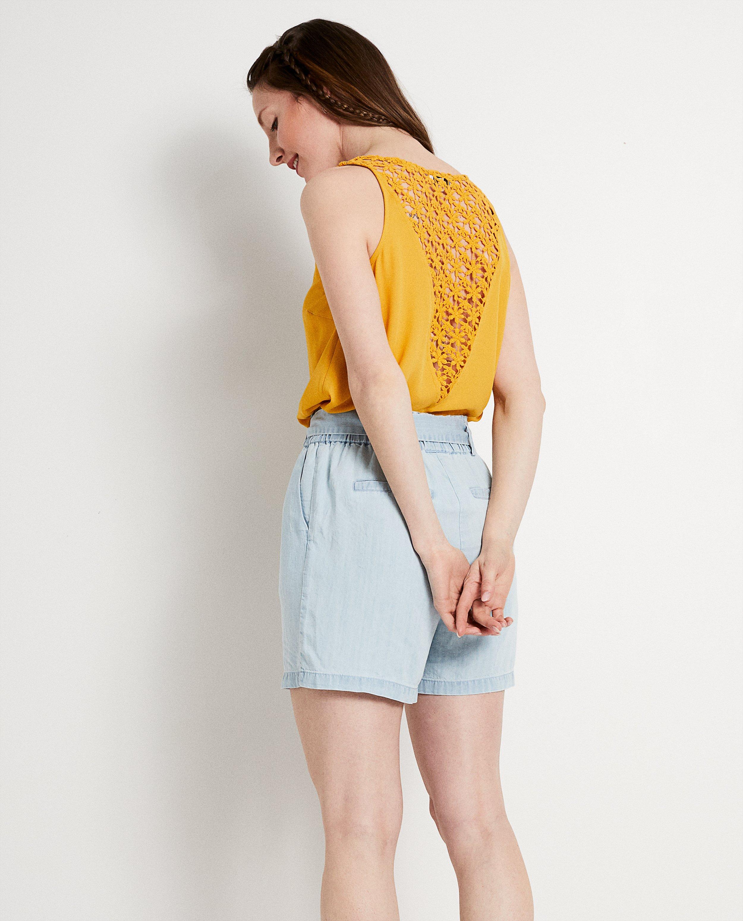 Hemden - Okergele top met kanten rugdetail