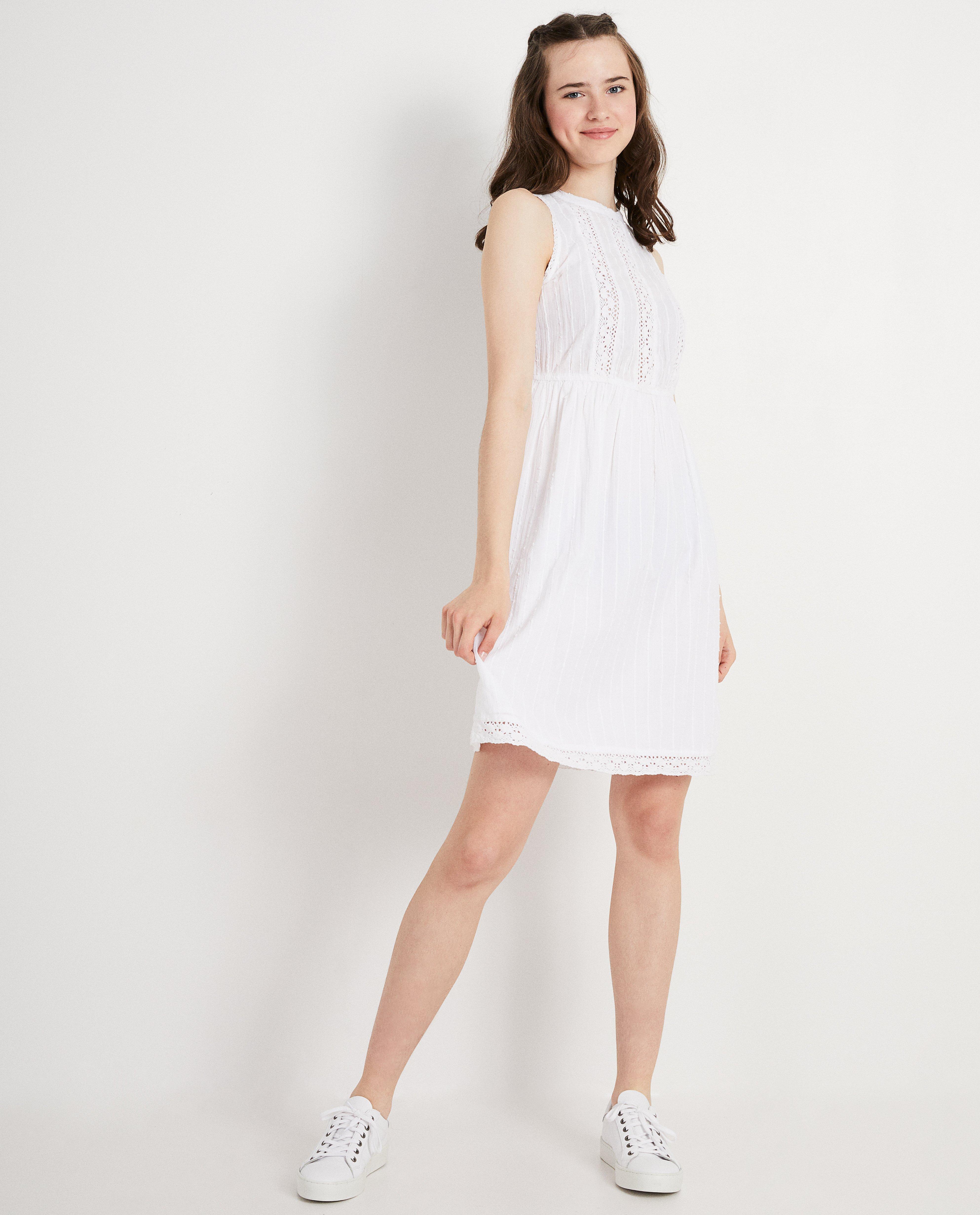 Robe blanche avec de la dentelle - encolure fermée - Groggy