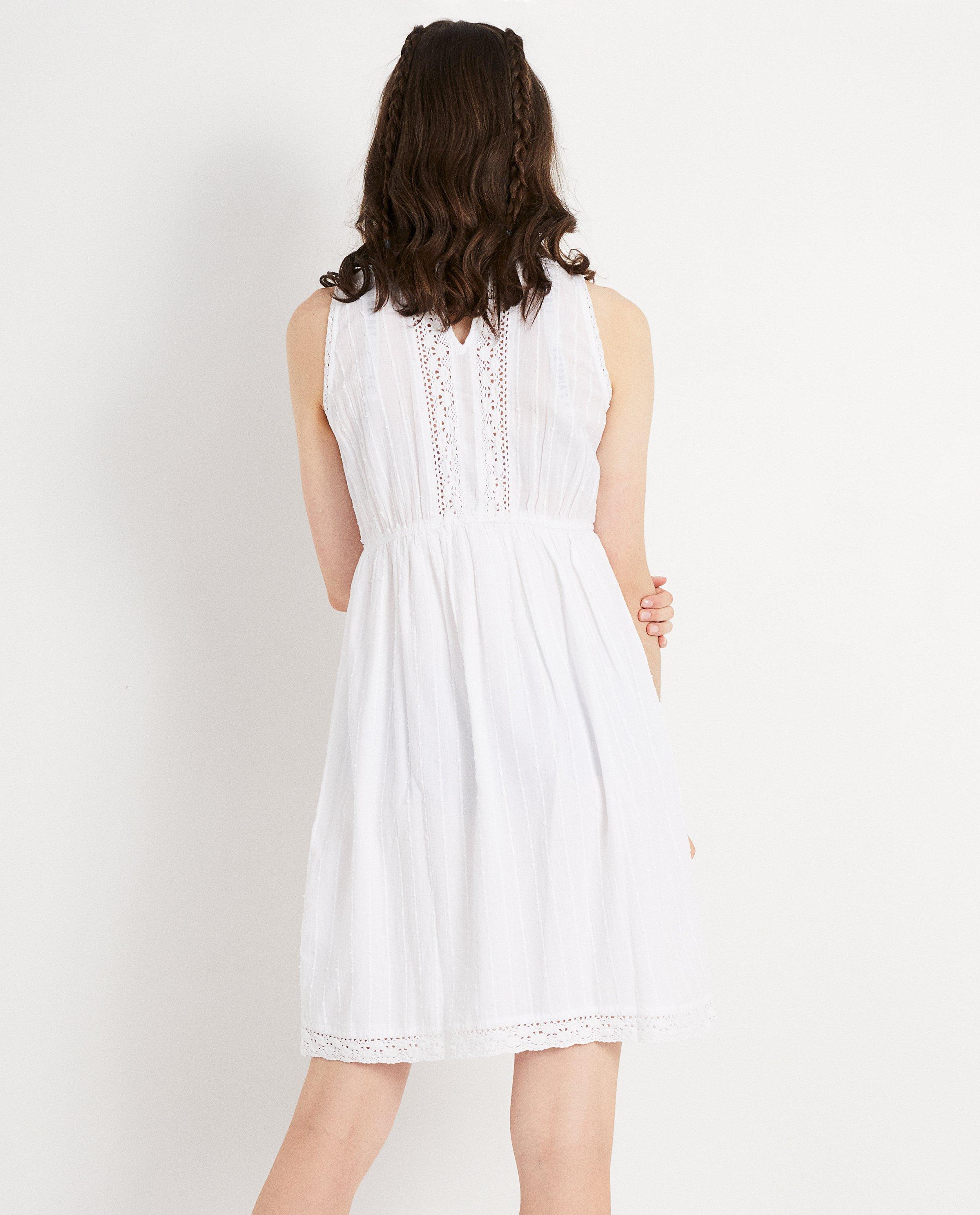 Robes - Robe blanche avec de la dentelle