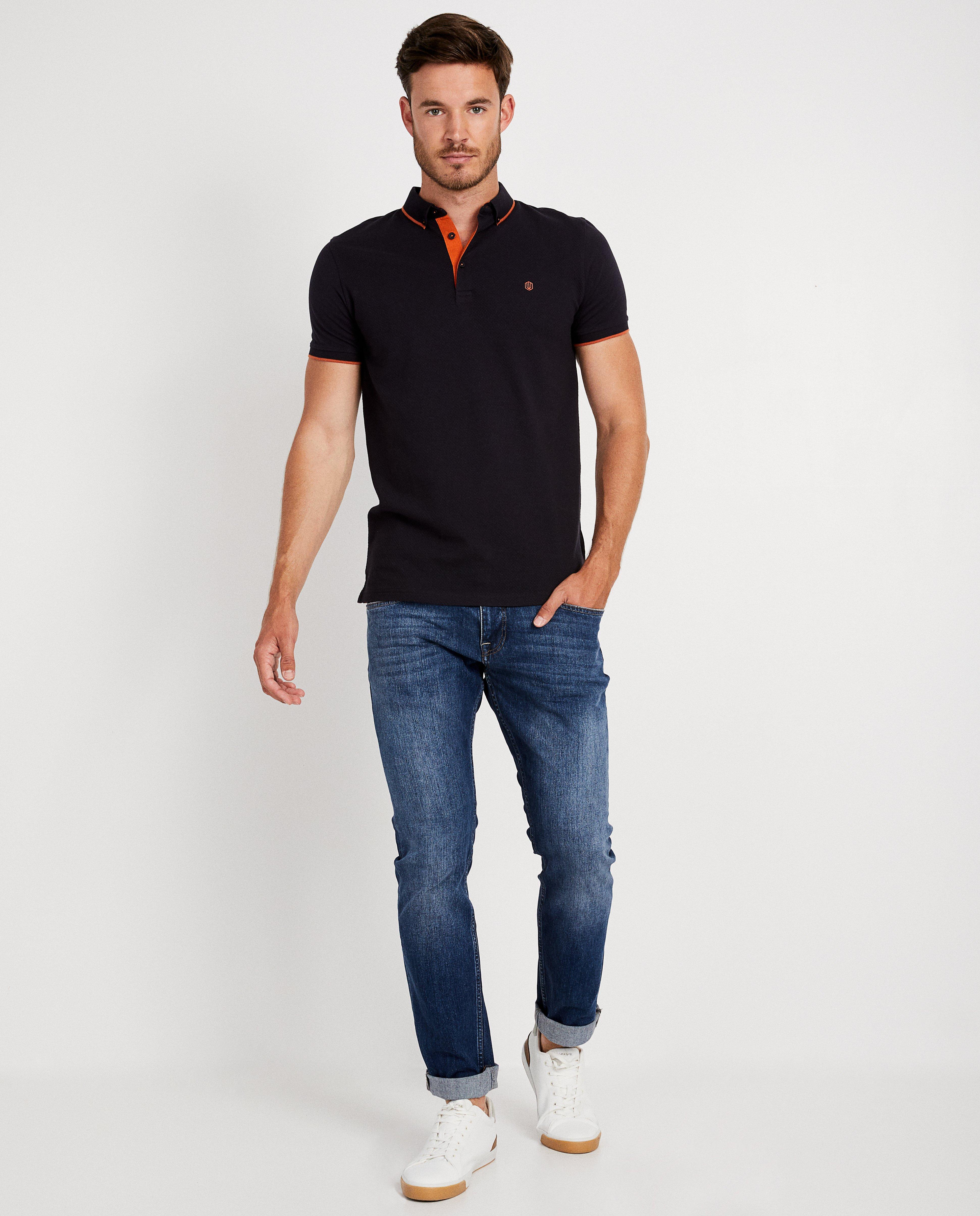 Polo bleu, motif en relief - à l’avant - JBC