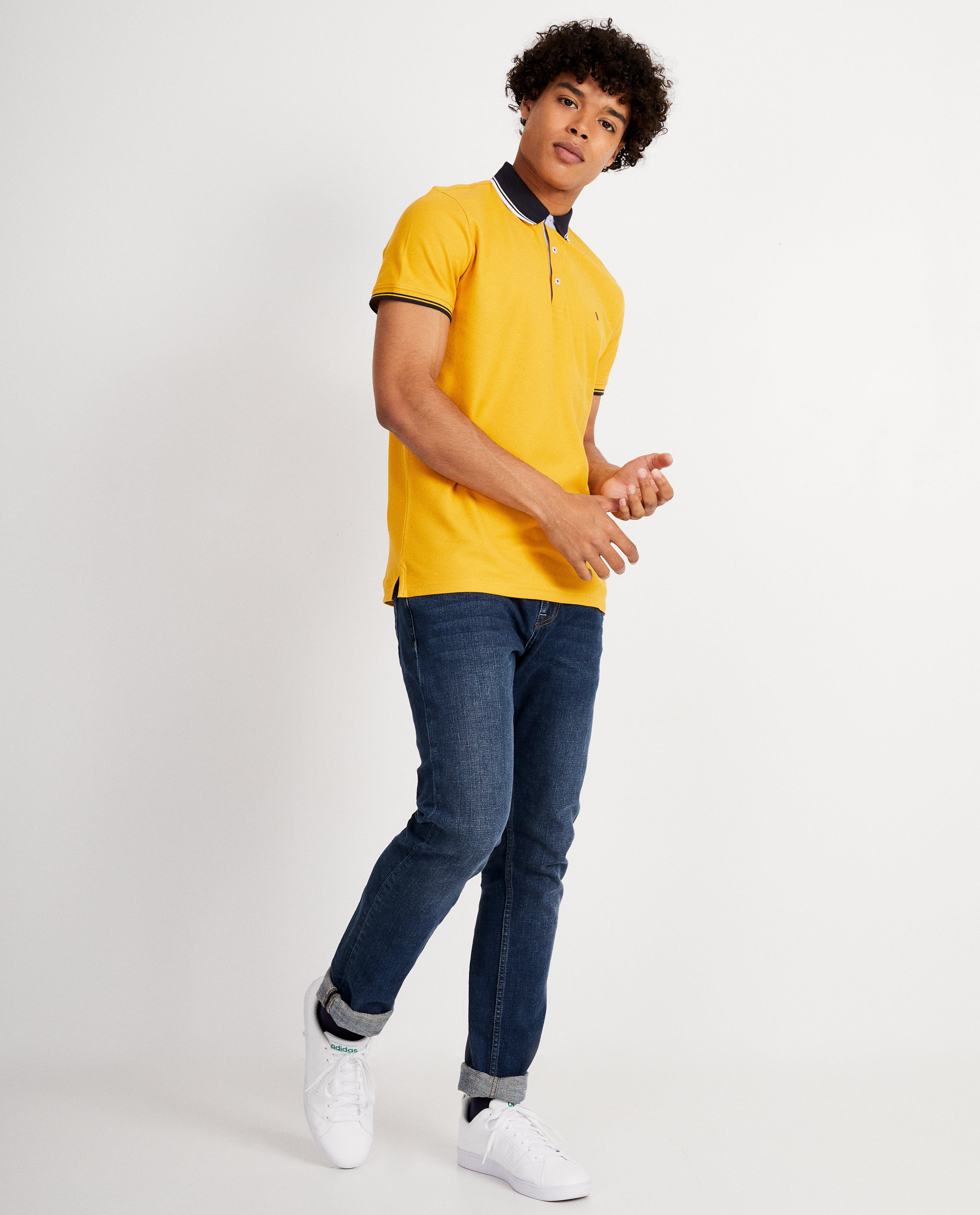 Polo ocre avec col vert - D&eacute;tails du produit - jaune fonc&eacute; - image num&eacute;ro 1