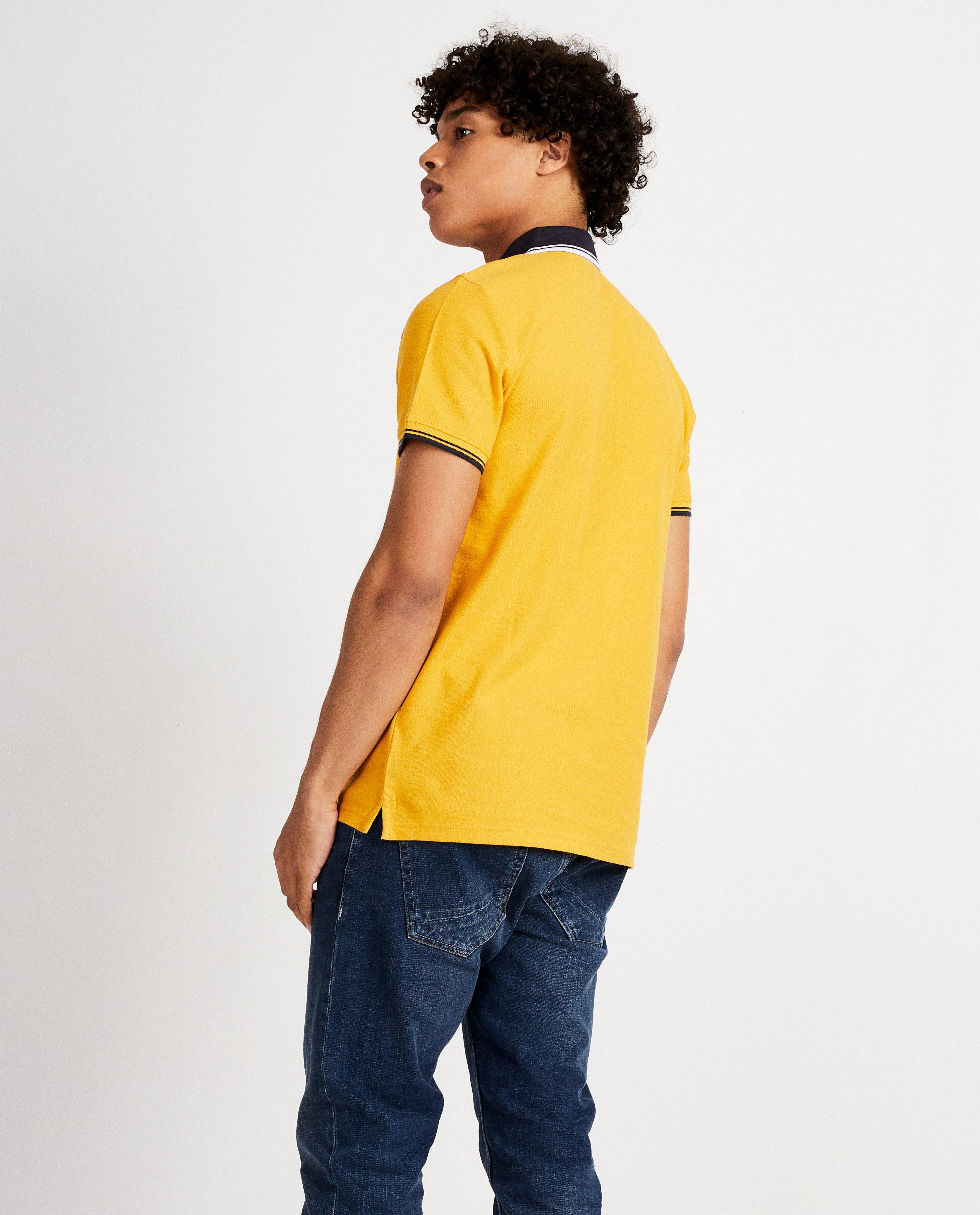 Polo ocre avec col vert - D&eacute;tails du produit - jaune fonc&eacute; - image num&eacute;ro 3
