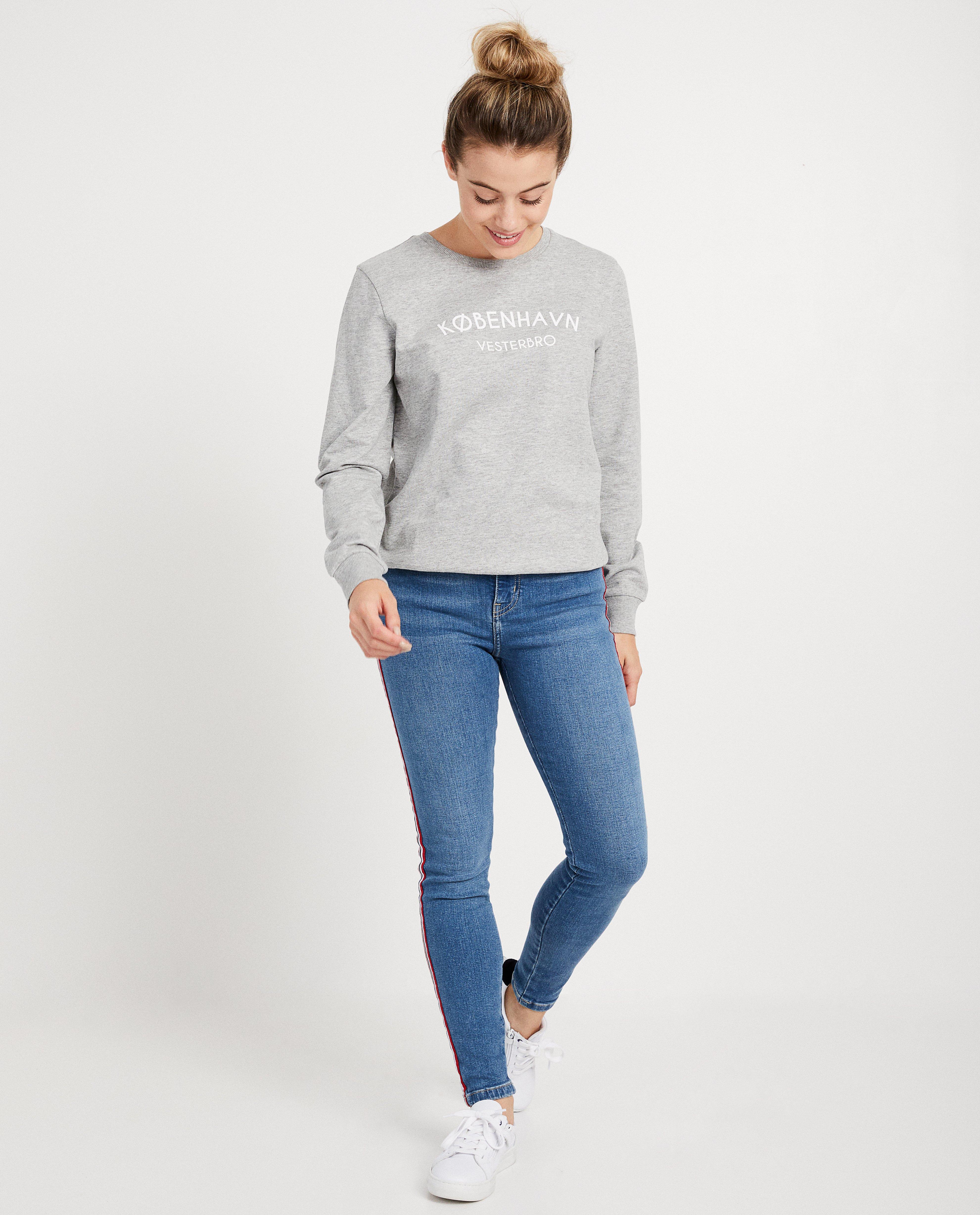Grijze sweater met opschrift - Product Detail - grijs - afbeelding nummer 1