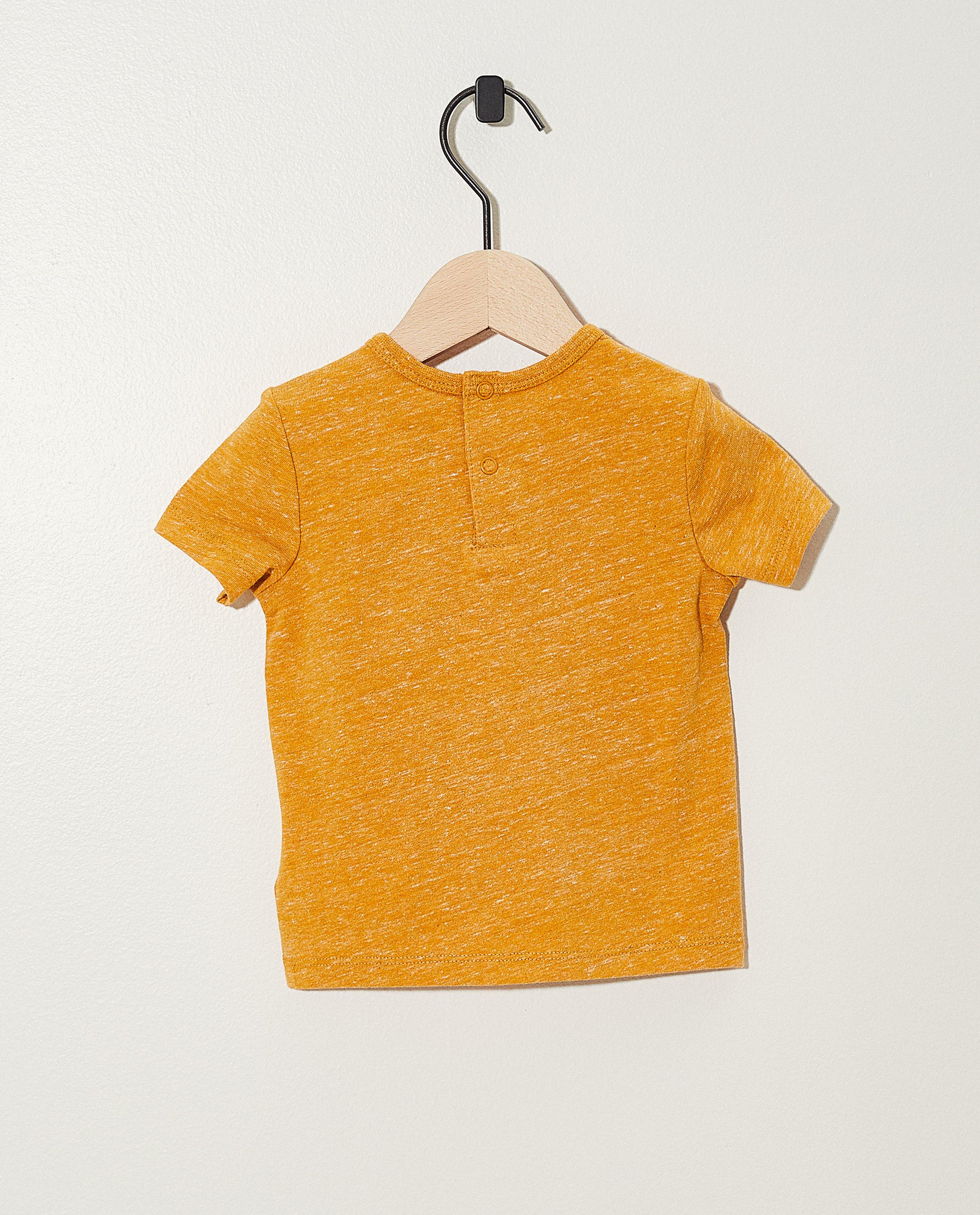 T-shirts - Okergeel T-shirtje met opschrift