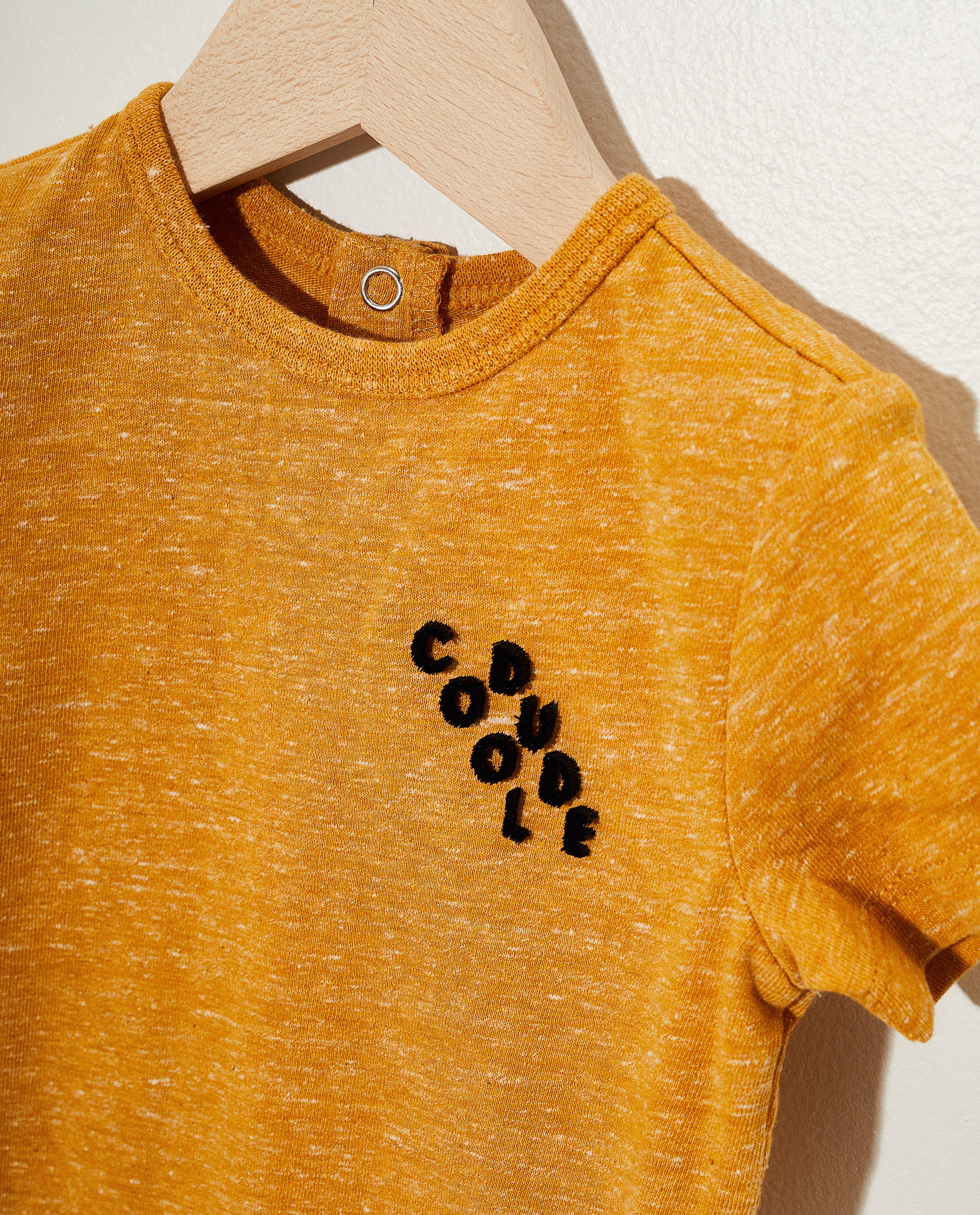 T-shirts - Okergeel T-shirtje met opschrift