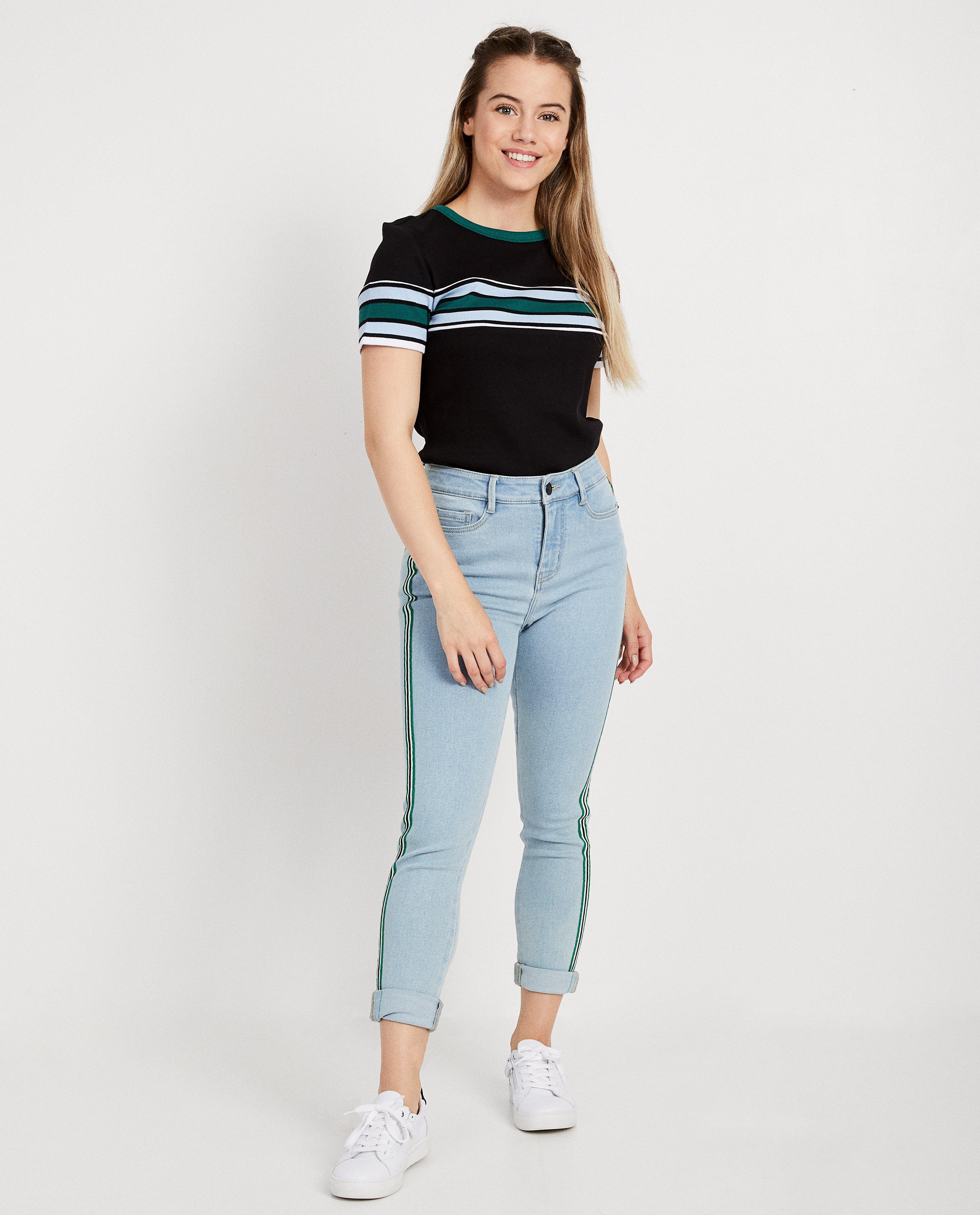 Zwart T-shirt met color block - strepen op de borst - JBC