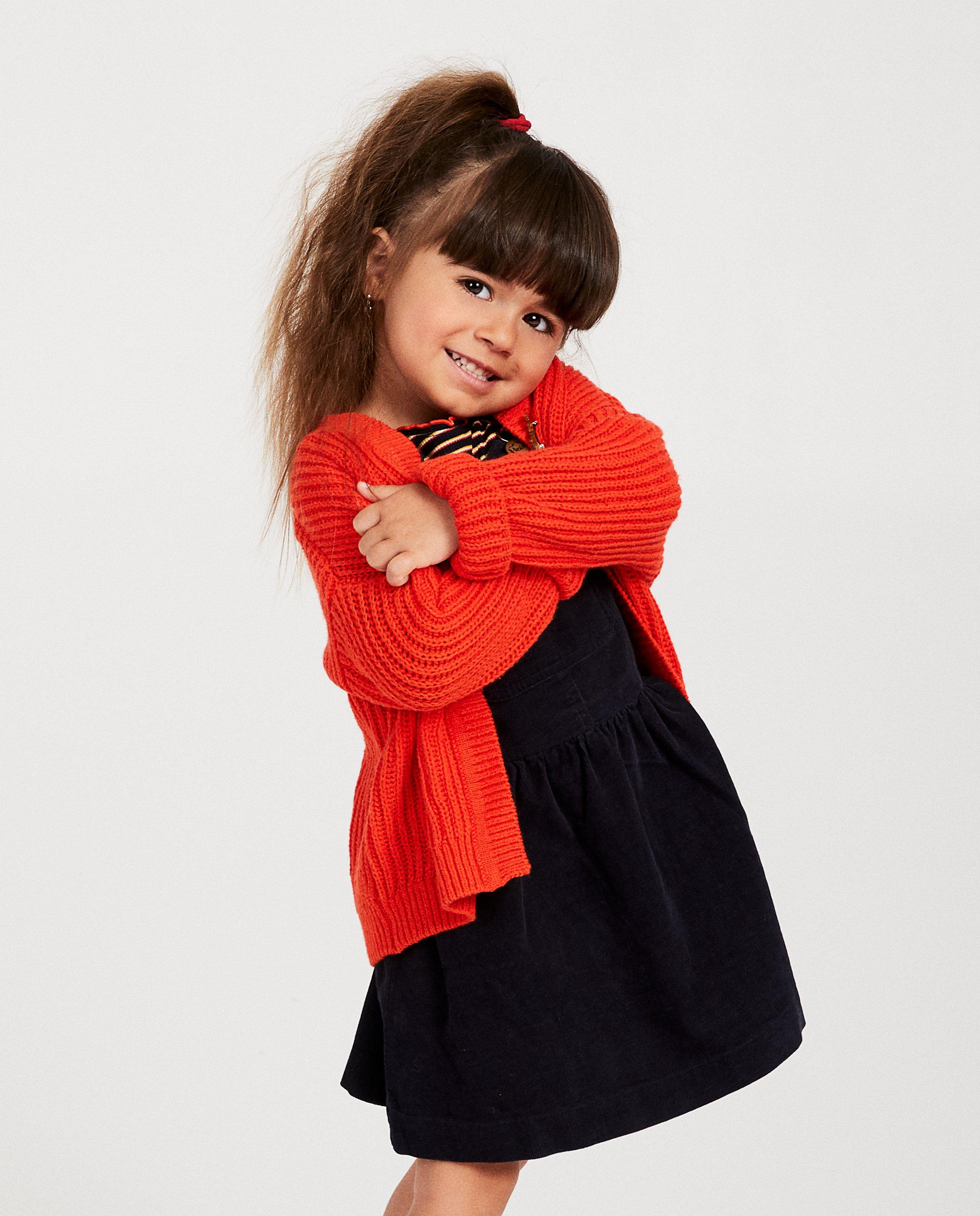 Cardigans - Oranje cardigan met broche Heidi