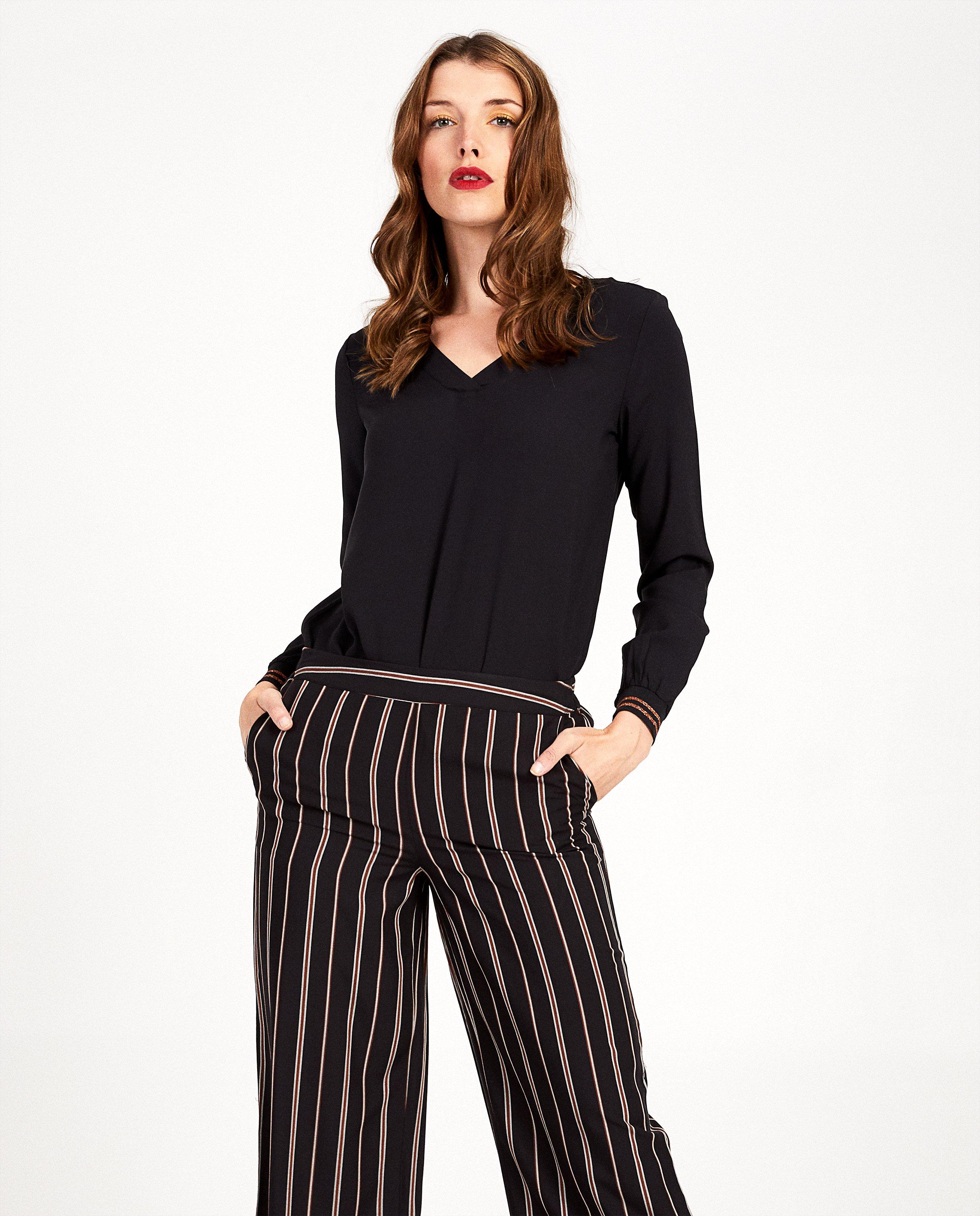 Hemden - Zwarte blouse met V-hals Sora