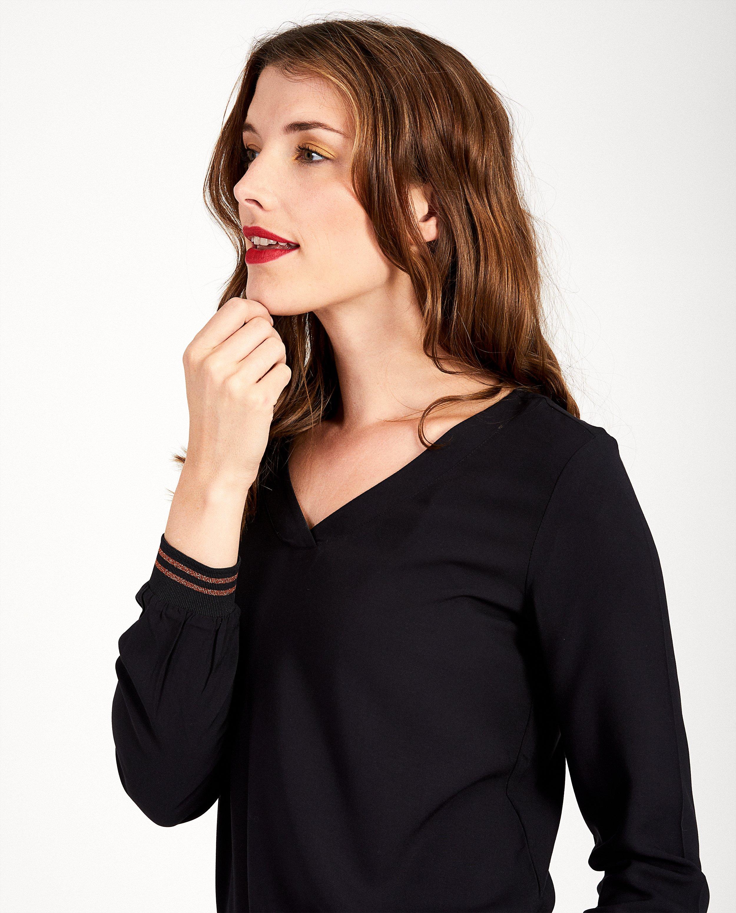 Hemden - Zwarte blouse met V-hals Sora