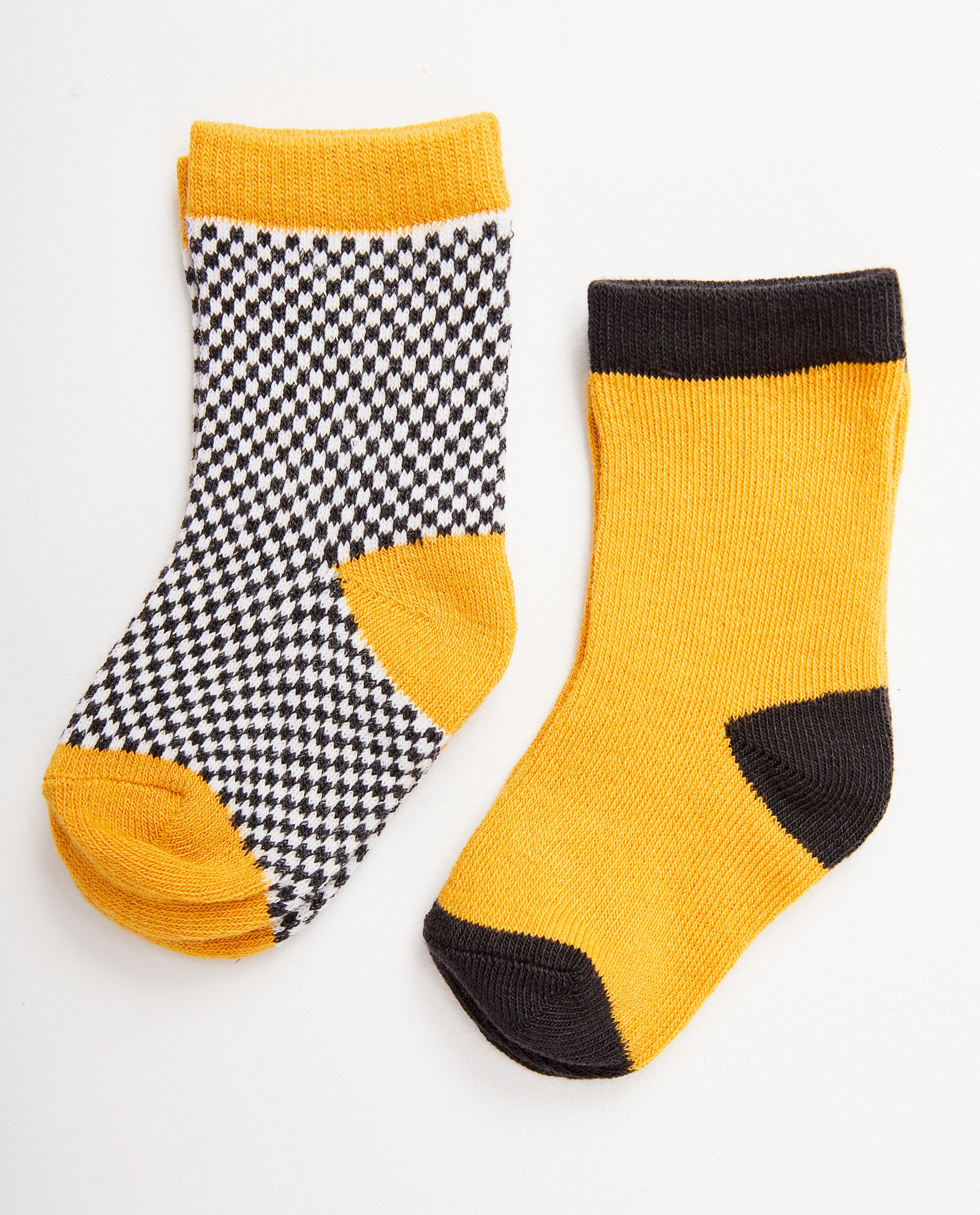 Set van 2 babykousjes met print - in geel, wit en zwart - JBC