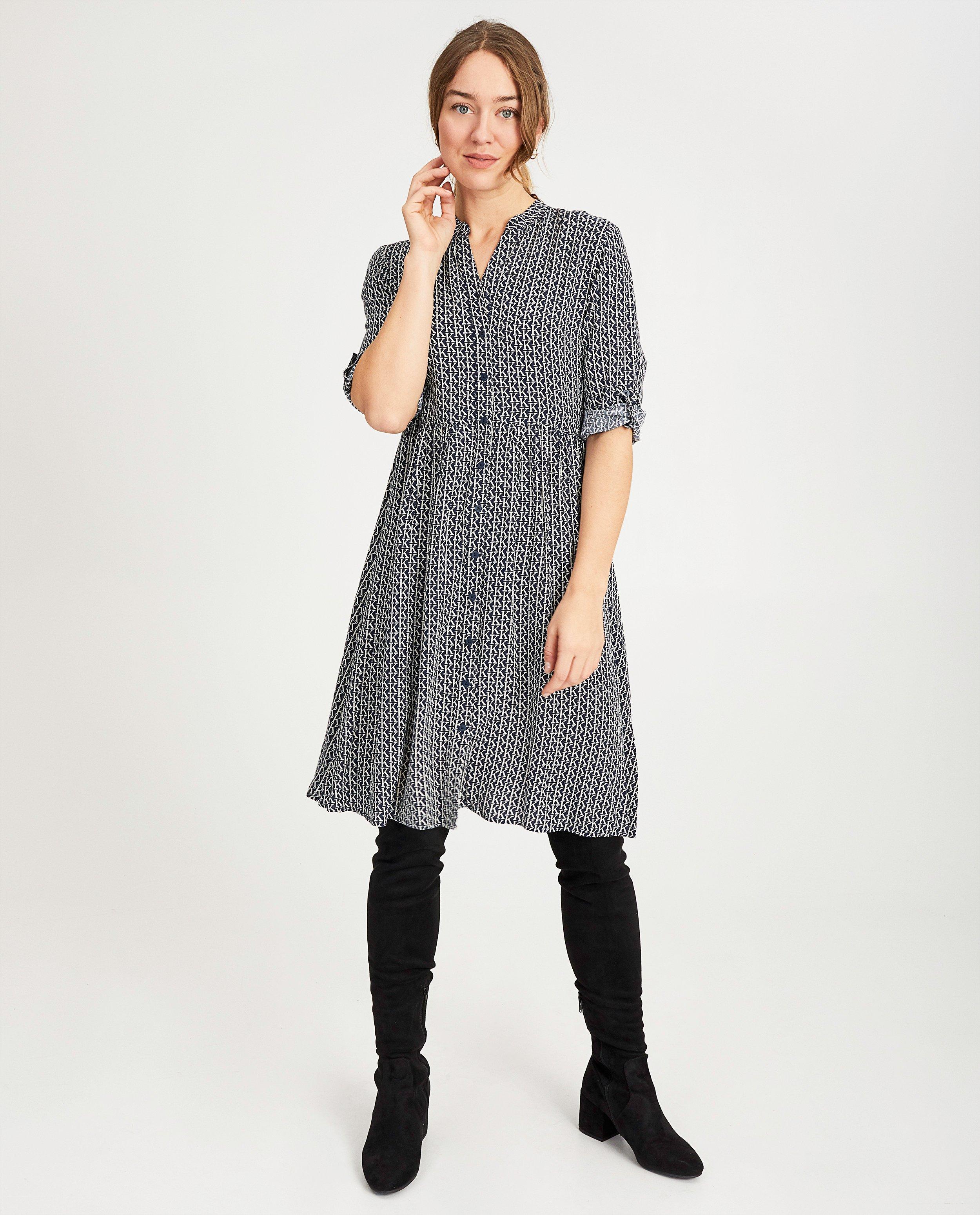 Blauwe jurk met print Karen Damen - Allover 'K' - Karen Damen