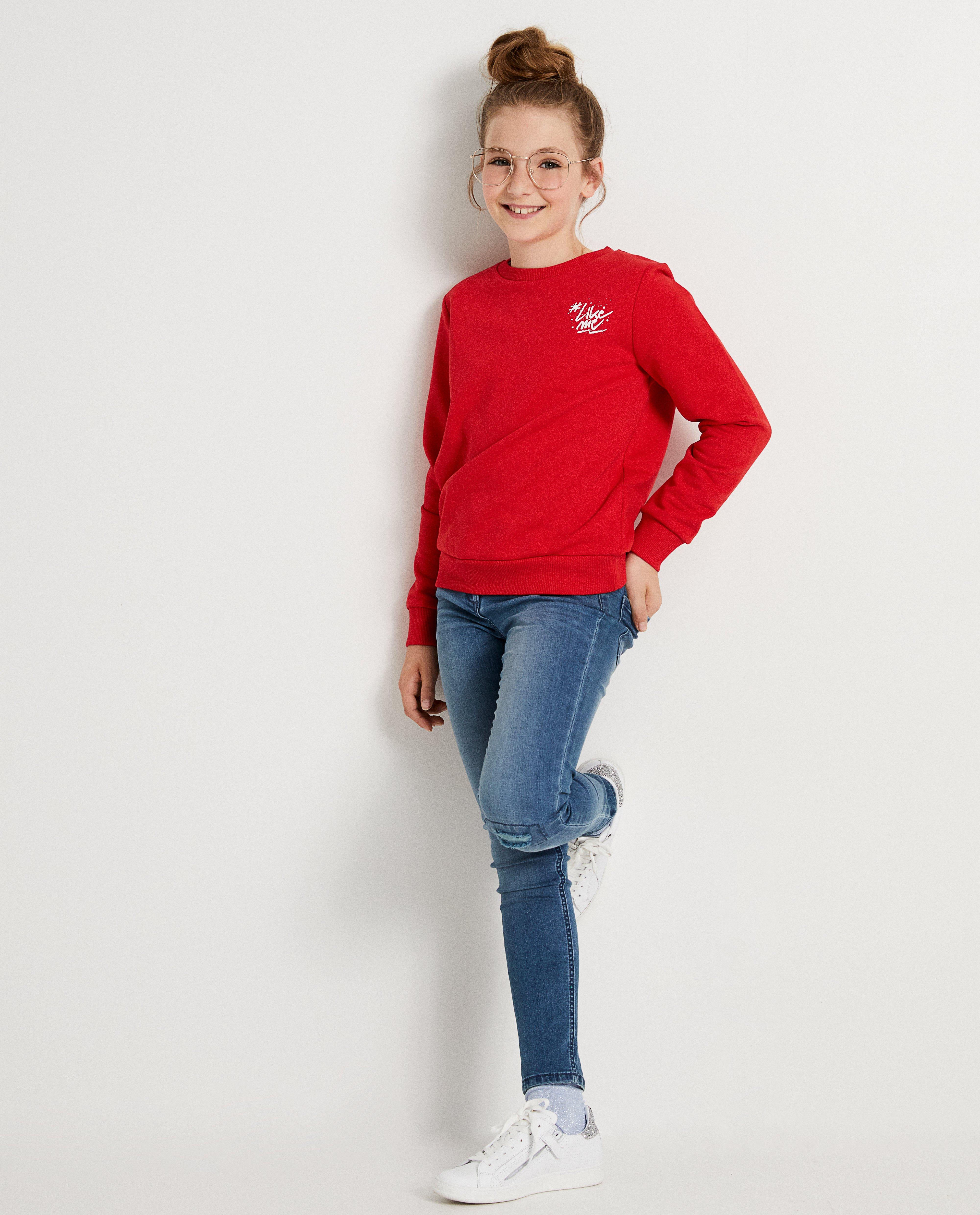 Rode sweater met opschrift #LikeMe - in wit - Like Me