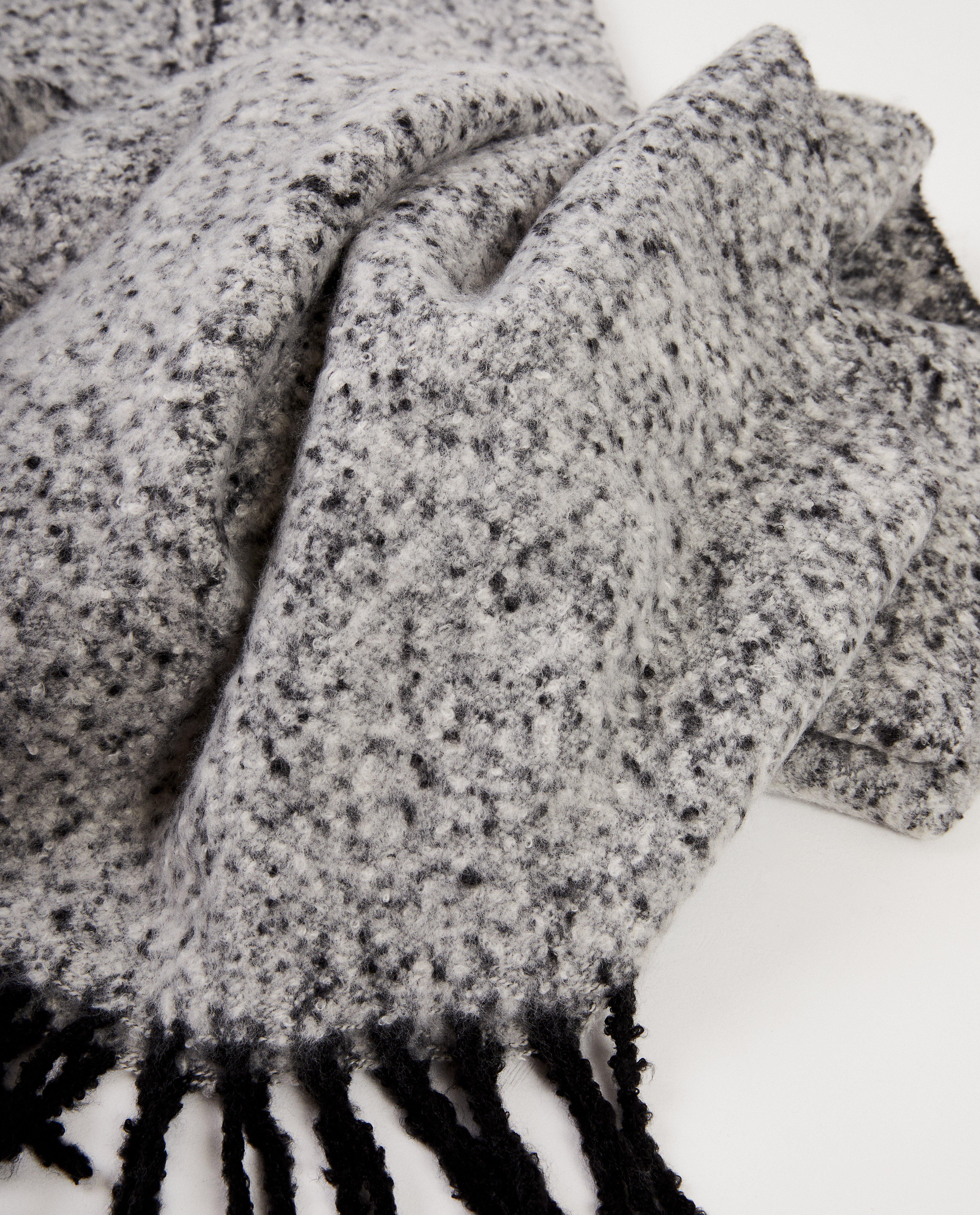 Zwart-witte sjaal Pieces - met rafels - Pieces