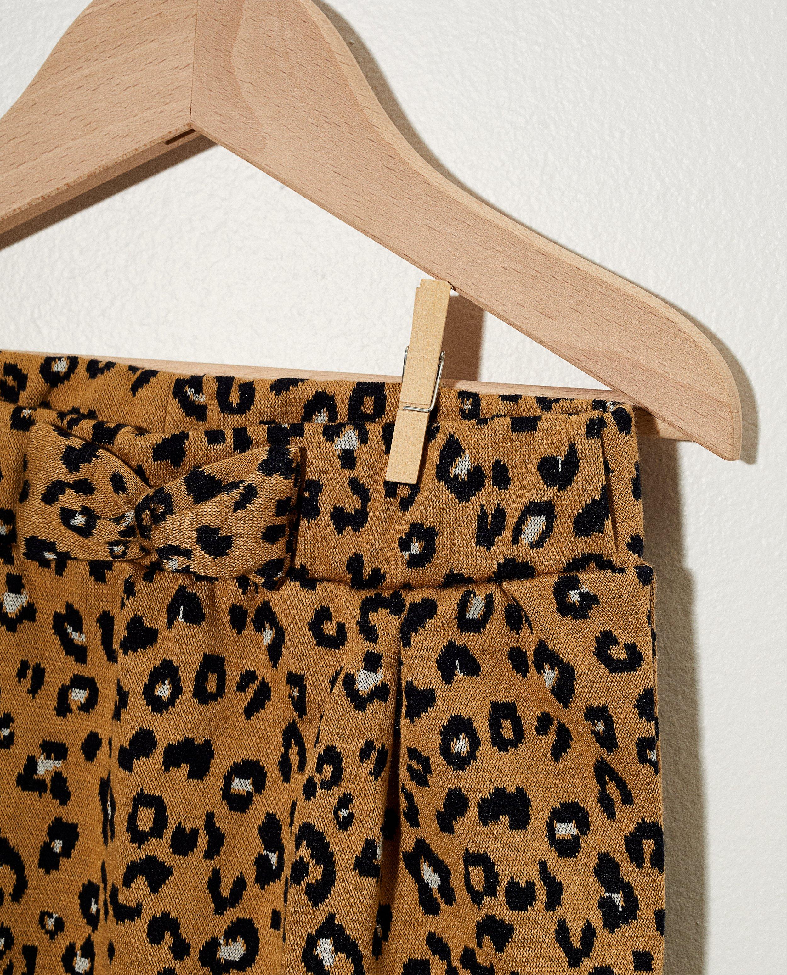 Pantalons - Pantalon beige, imprimé léopard