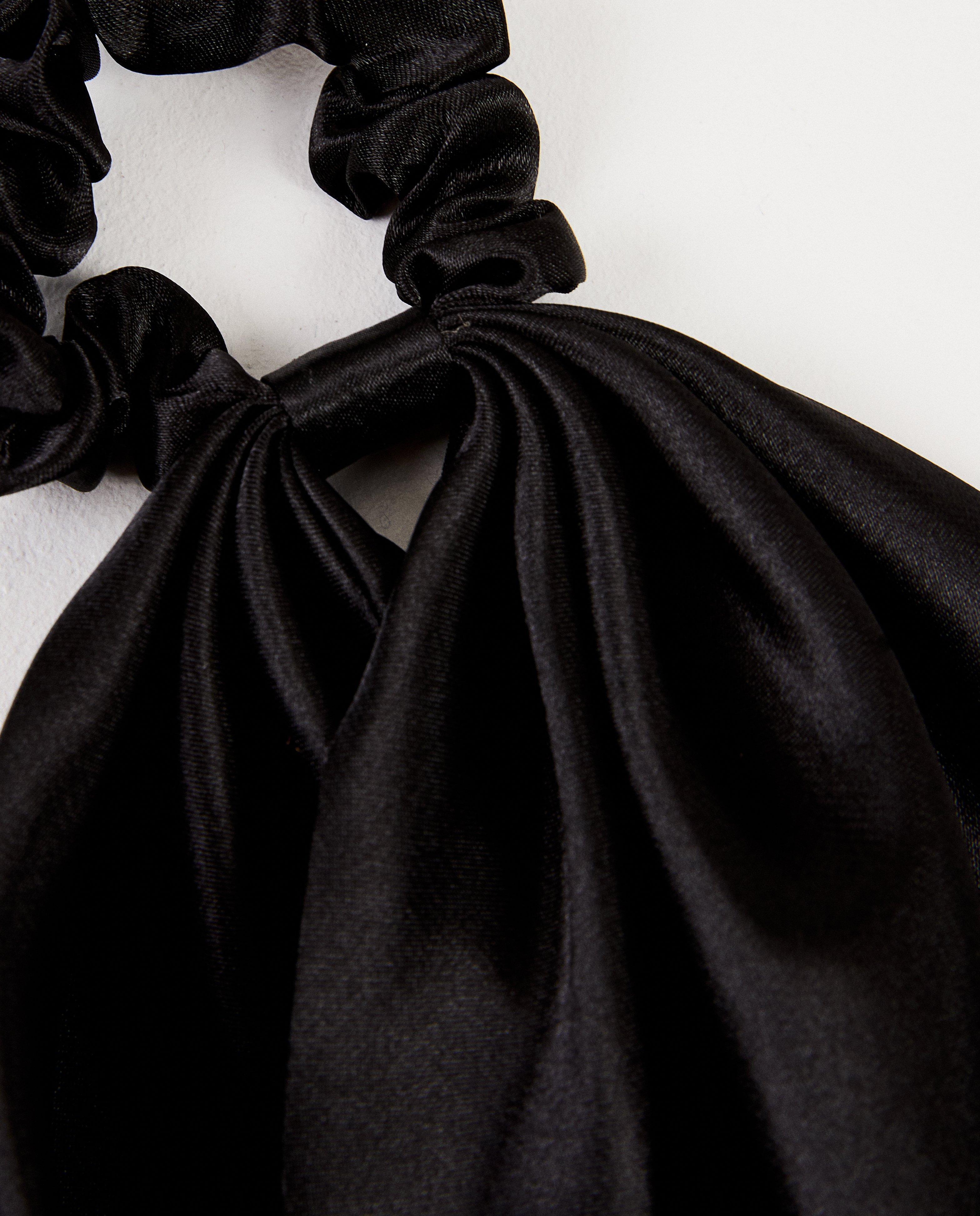 Breigoed - Zwarte scrunchie met linten