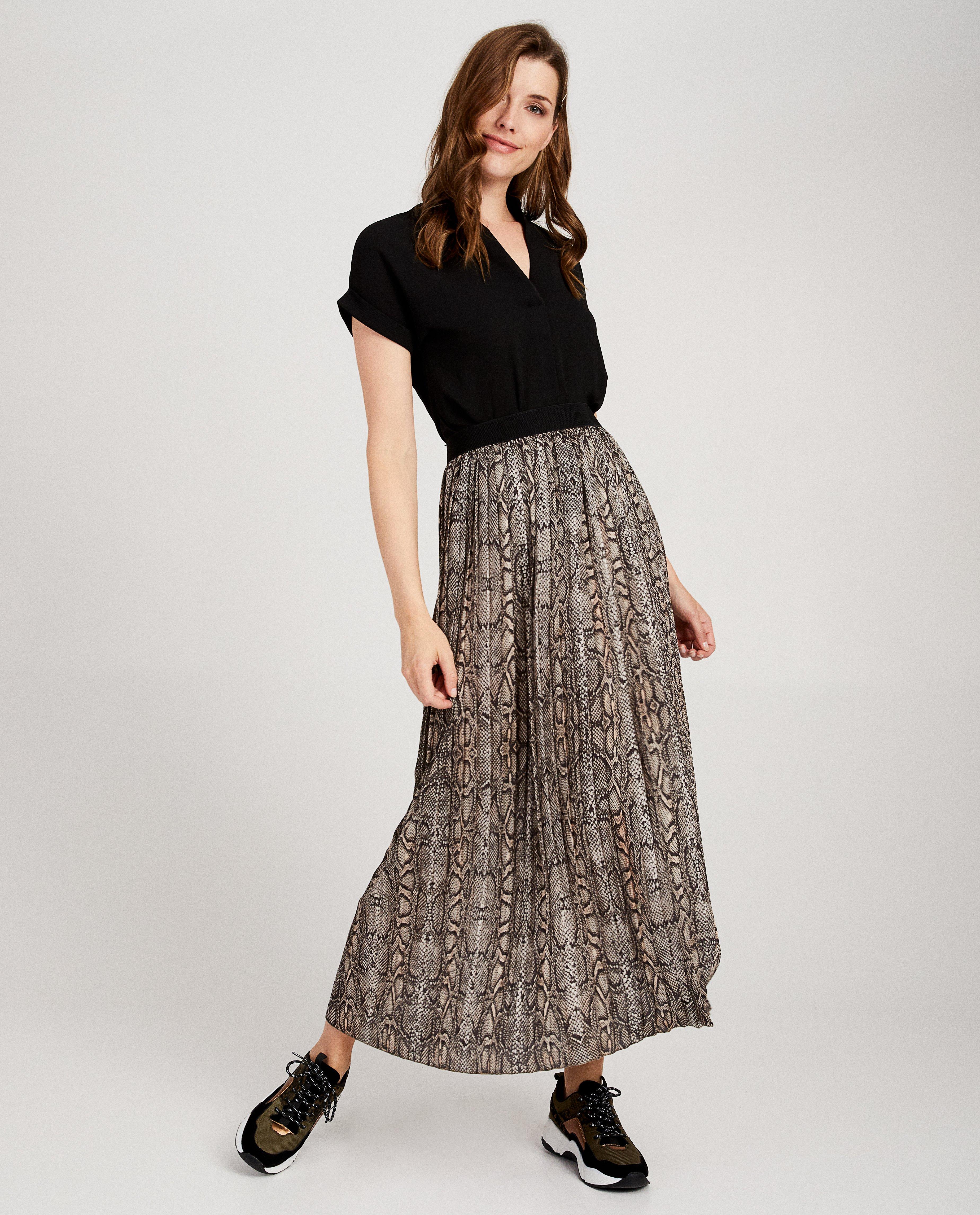 Zwart T-shirt met opstaand kraagje - en V-hals - Atelier BXL