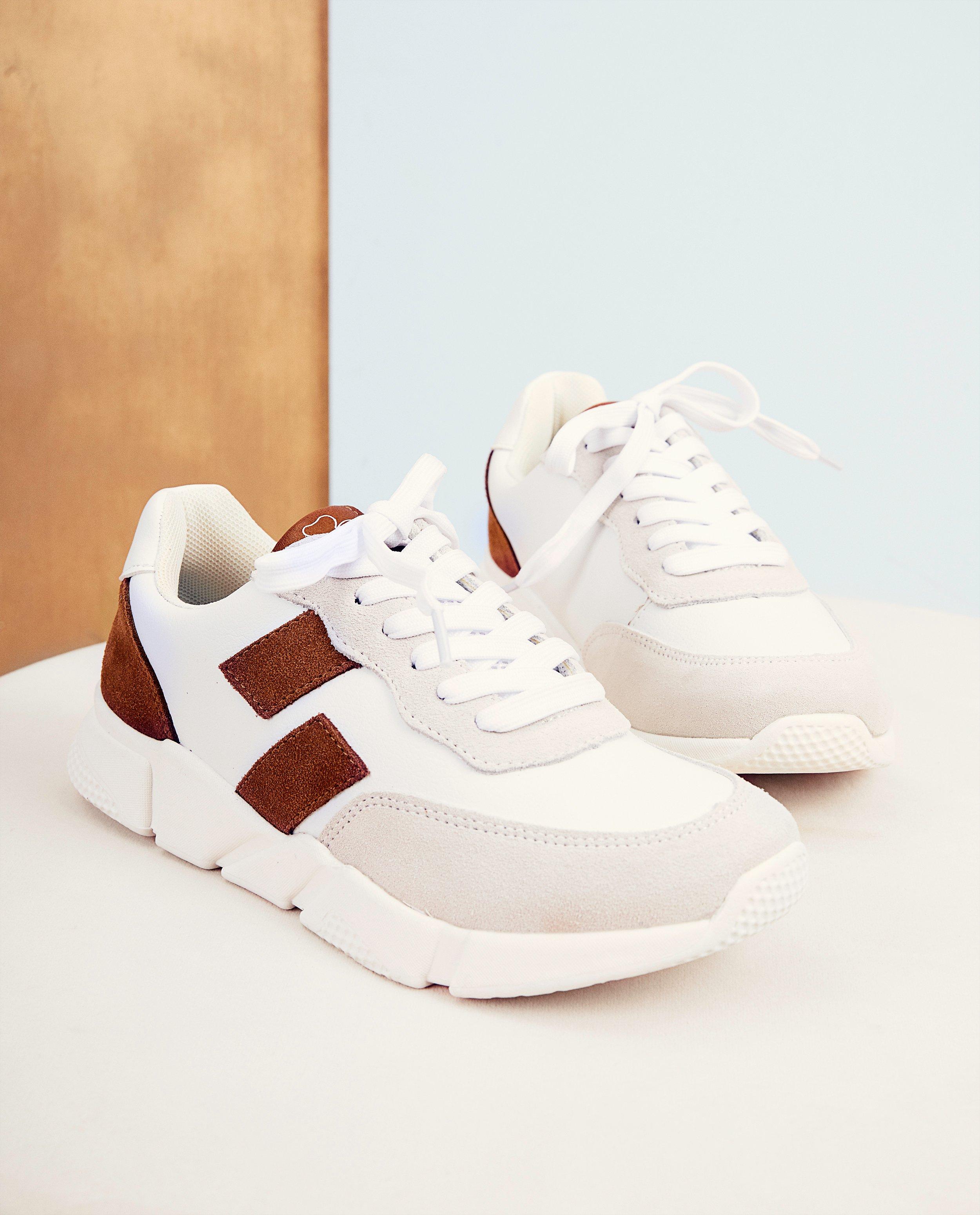 Witte sneakers, maat 30-38 - met bruin en beige - JBC