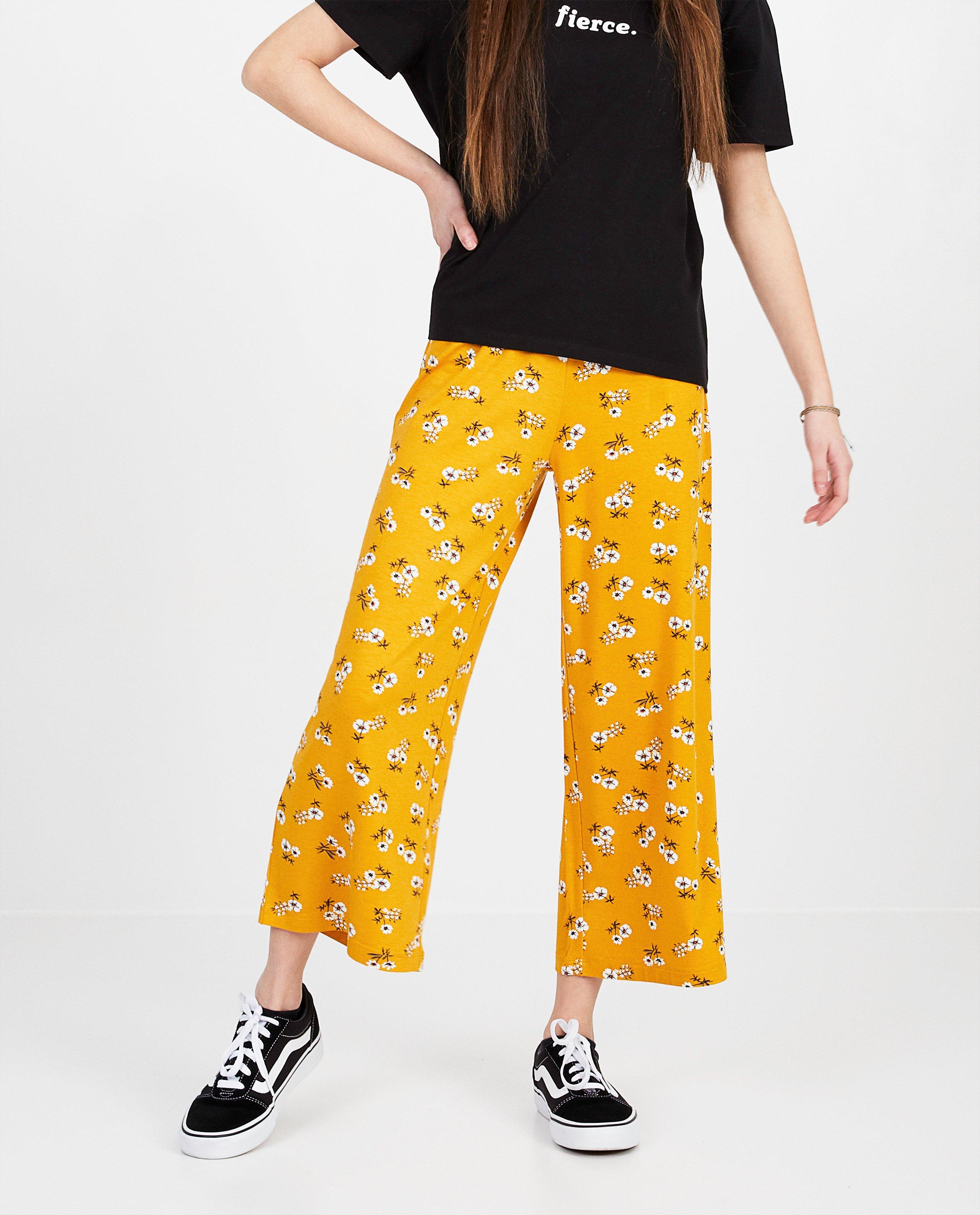 Broeken - Okergele broek met bloemenprint
