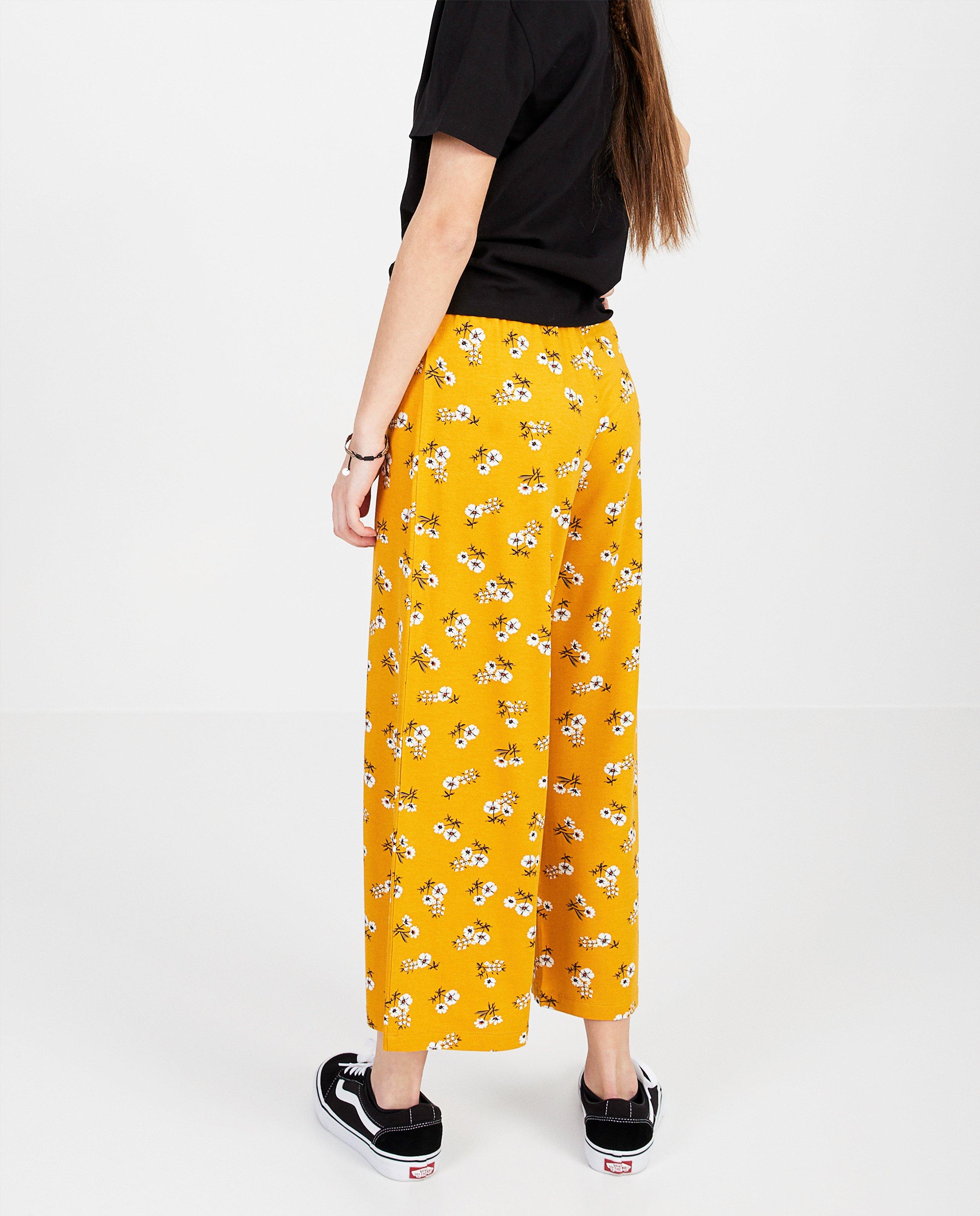Broeken - Okergele broek met bloemenprint