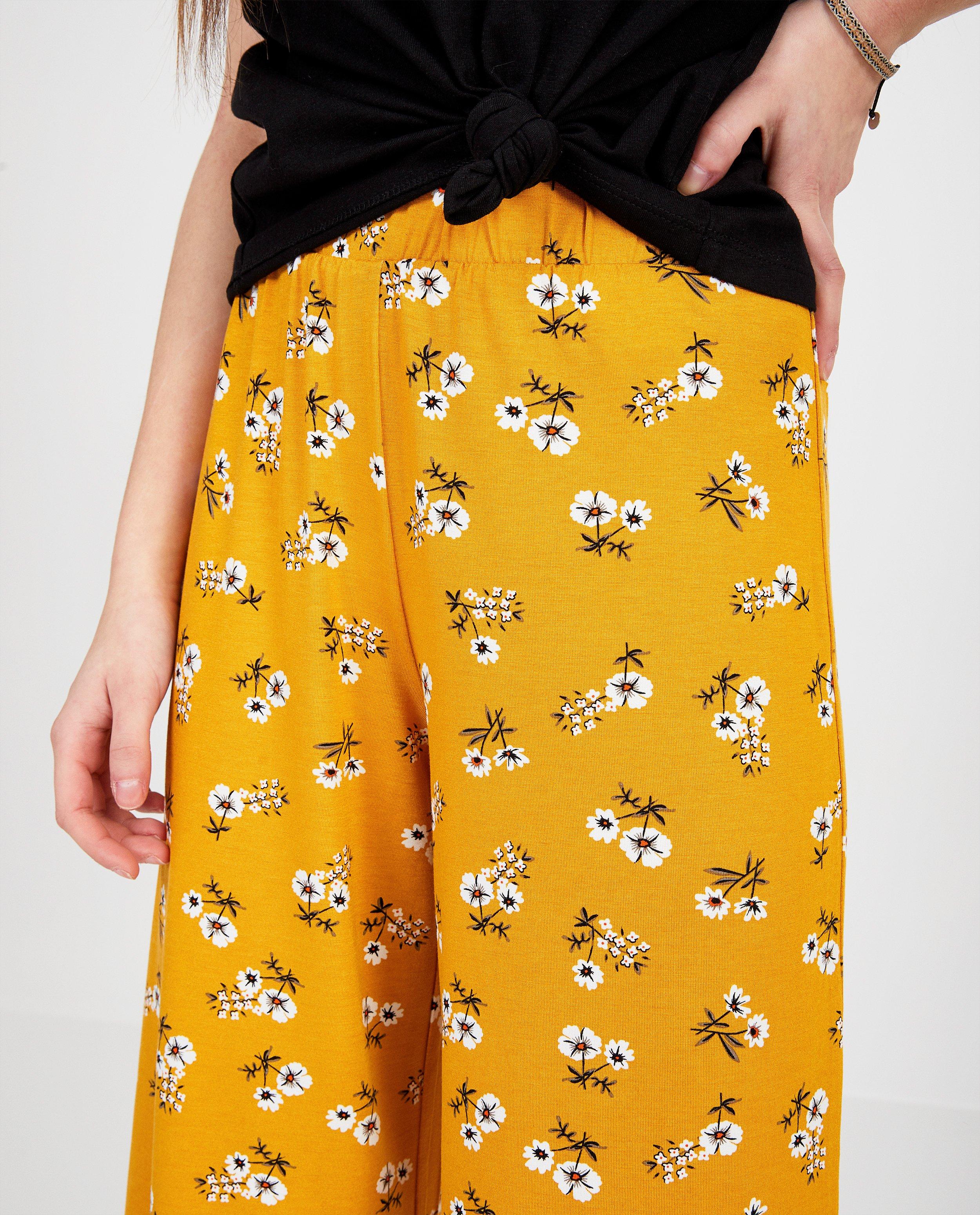 Broeken - Okergele broek met bloemenprint