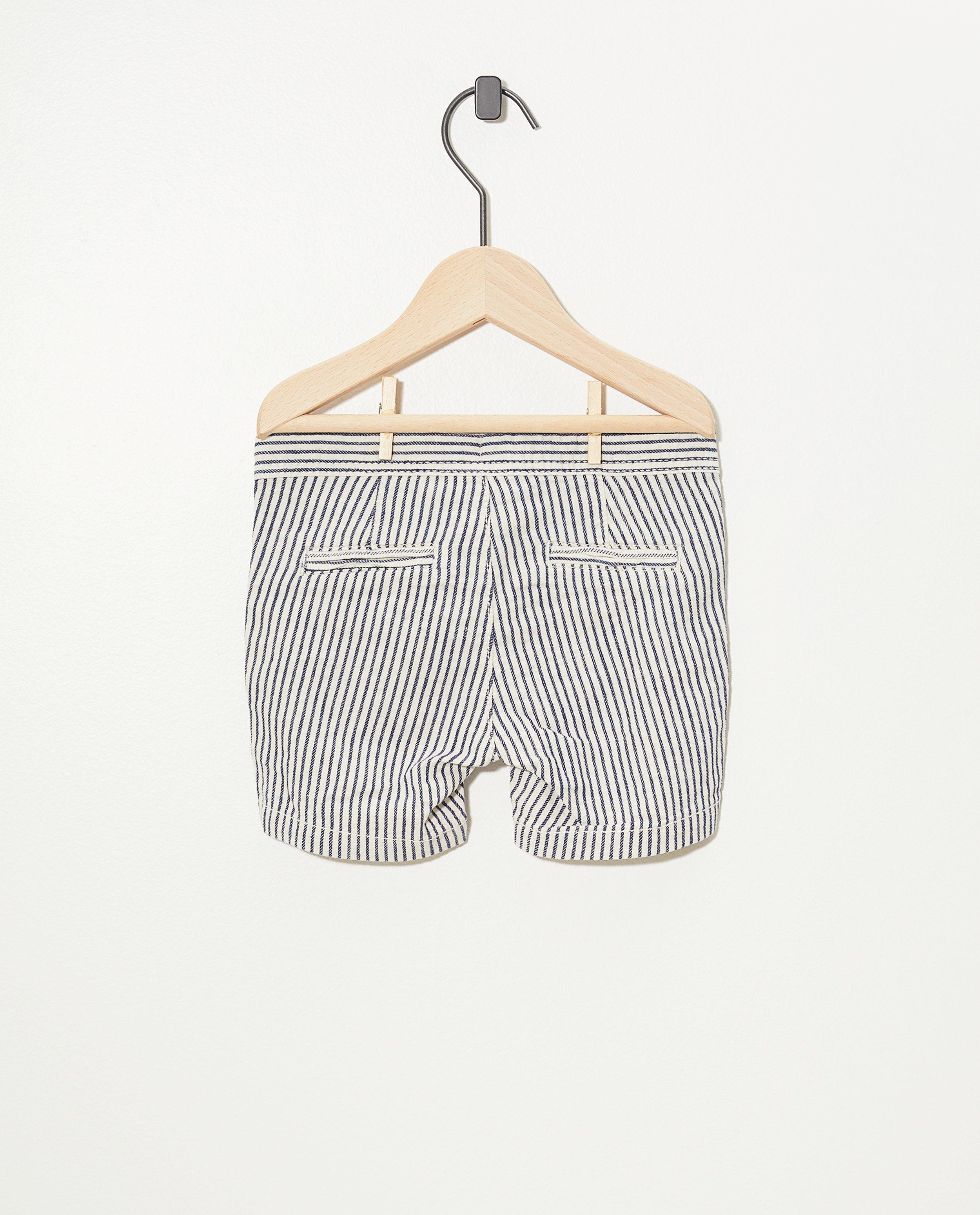 Shorts - Short blanc à rayures bleues