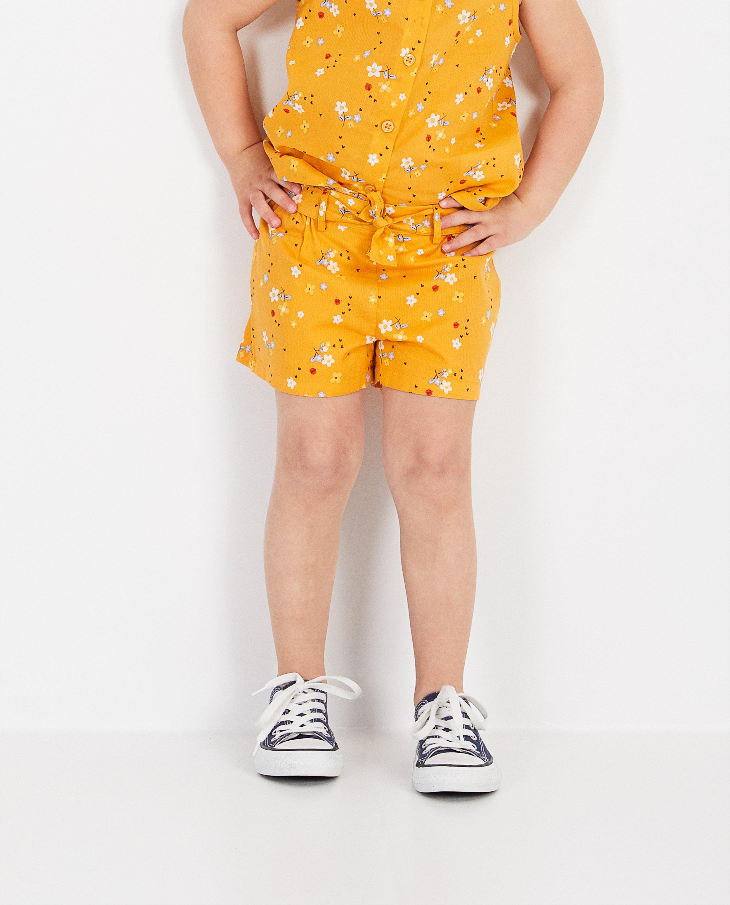 Shorten - Donkergele short met print Plop