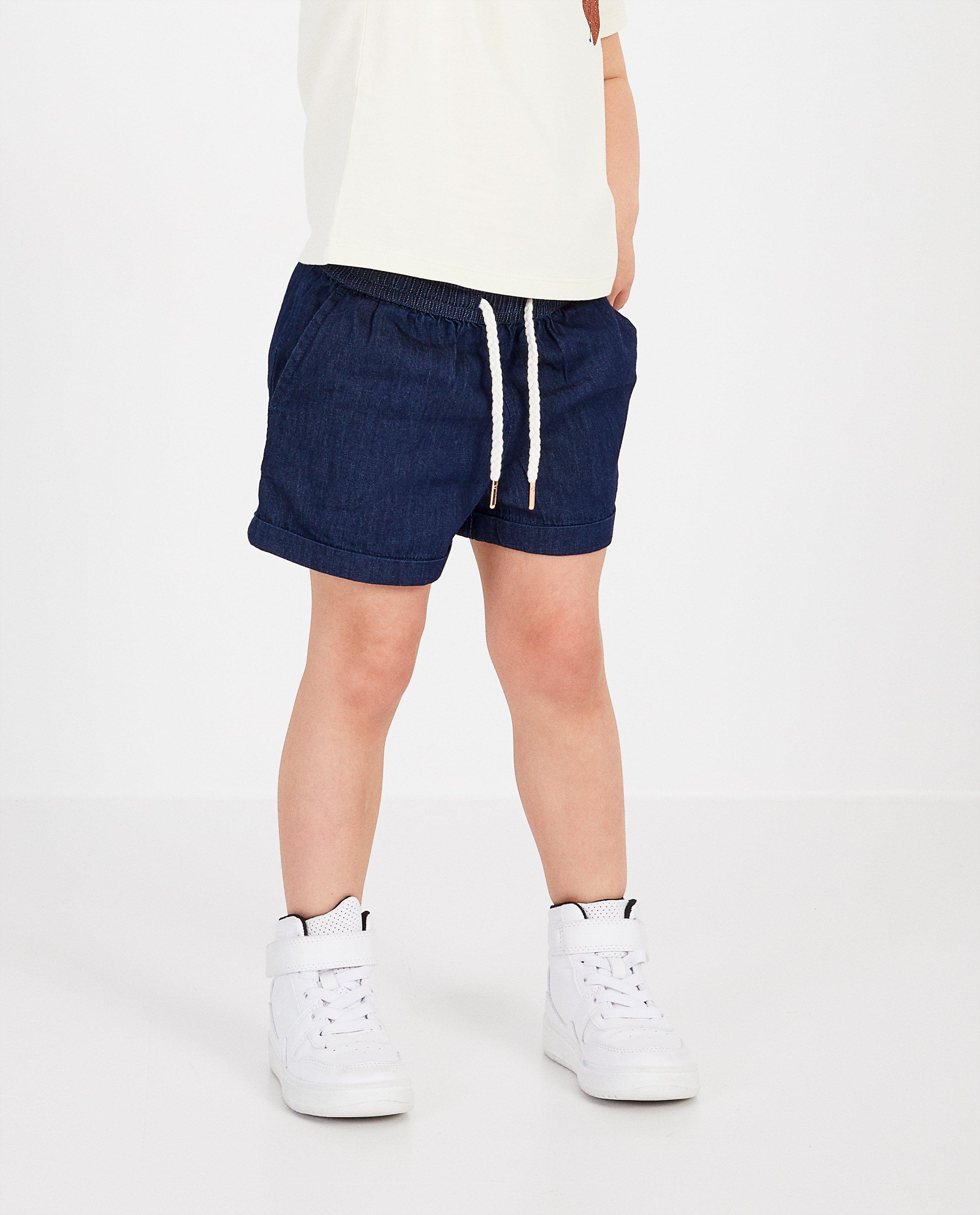 Korte short in blauw - met wit knooplint - Milla Star