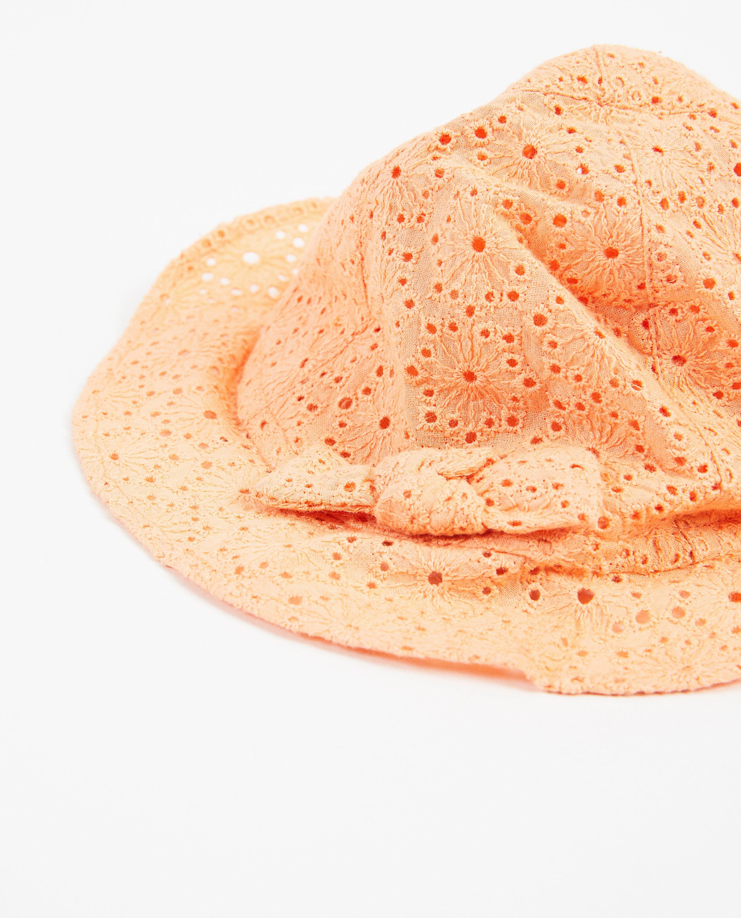 Breigoed - Oranje hoed met broderie anglaise