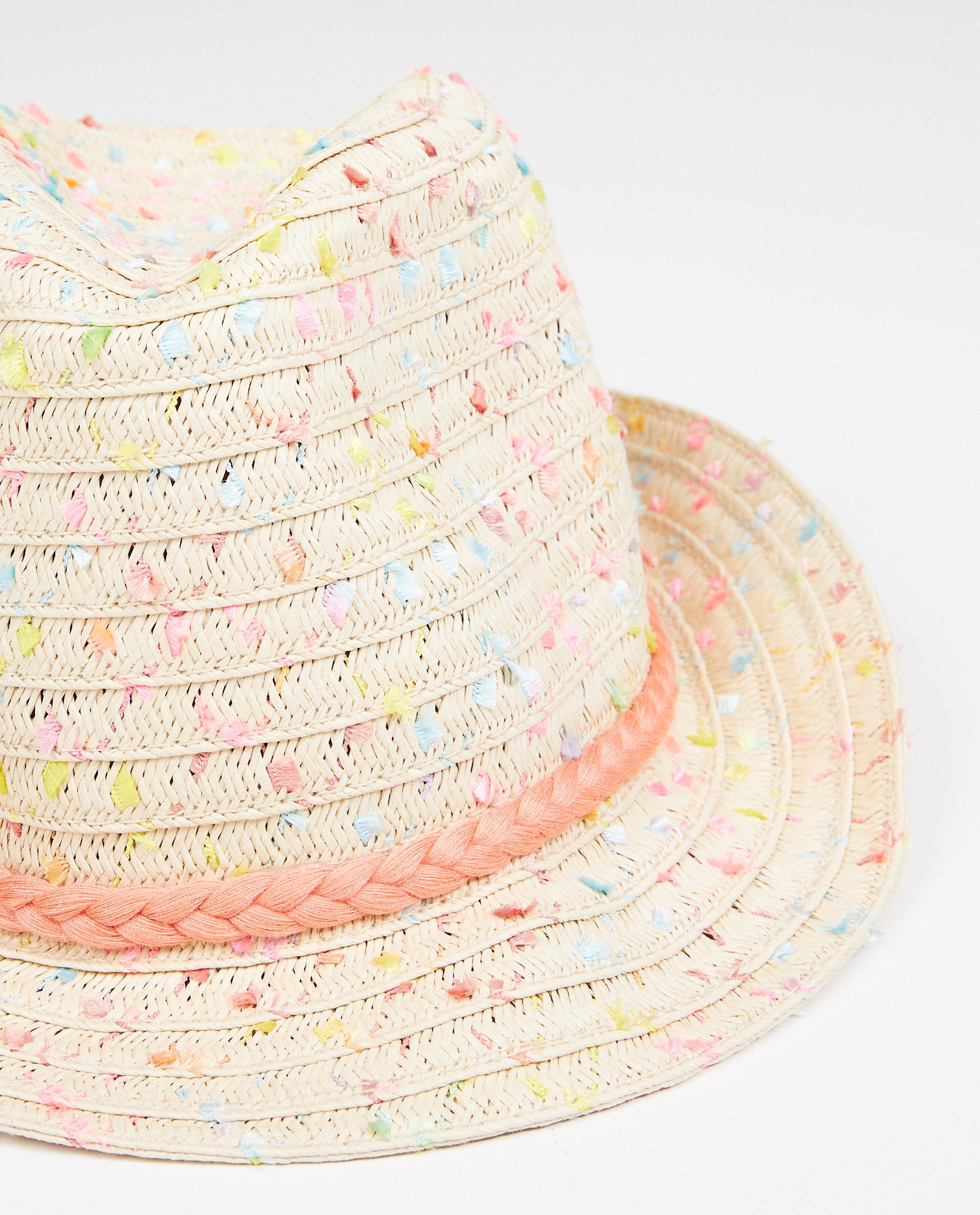 Bonneterie - Chapeau avec un ruban rose